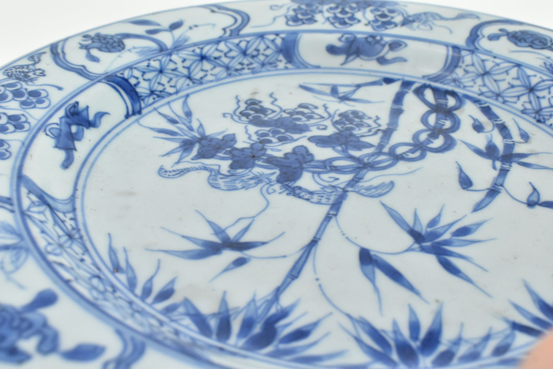 QING DYNASTY BLUE AND WHITE OGEE PLATE 清 青花花卉折腰盘 - Image 4 of 6