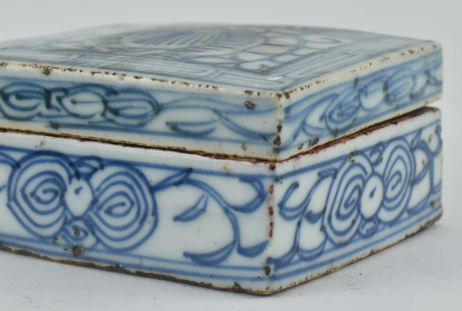 QING DYNASTY INK WELL AND SEAL PASTE BOX 清 青花烟台和印泥盒 - Image 6 of 6