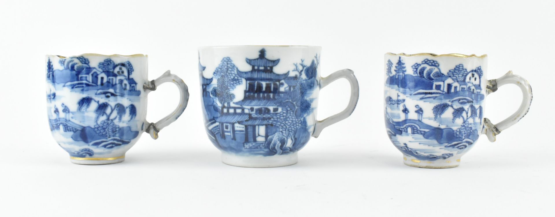 THREE 18/19TH CENTURY CHINESE BLUE AND WHITE CUPS 清 青花山水杯