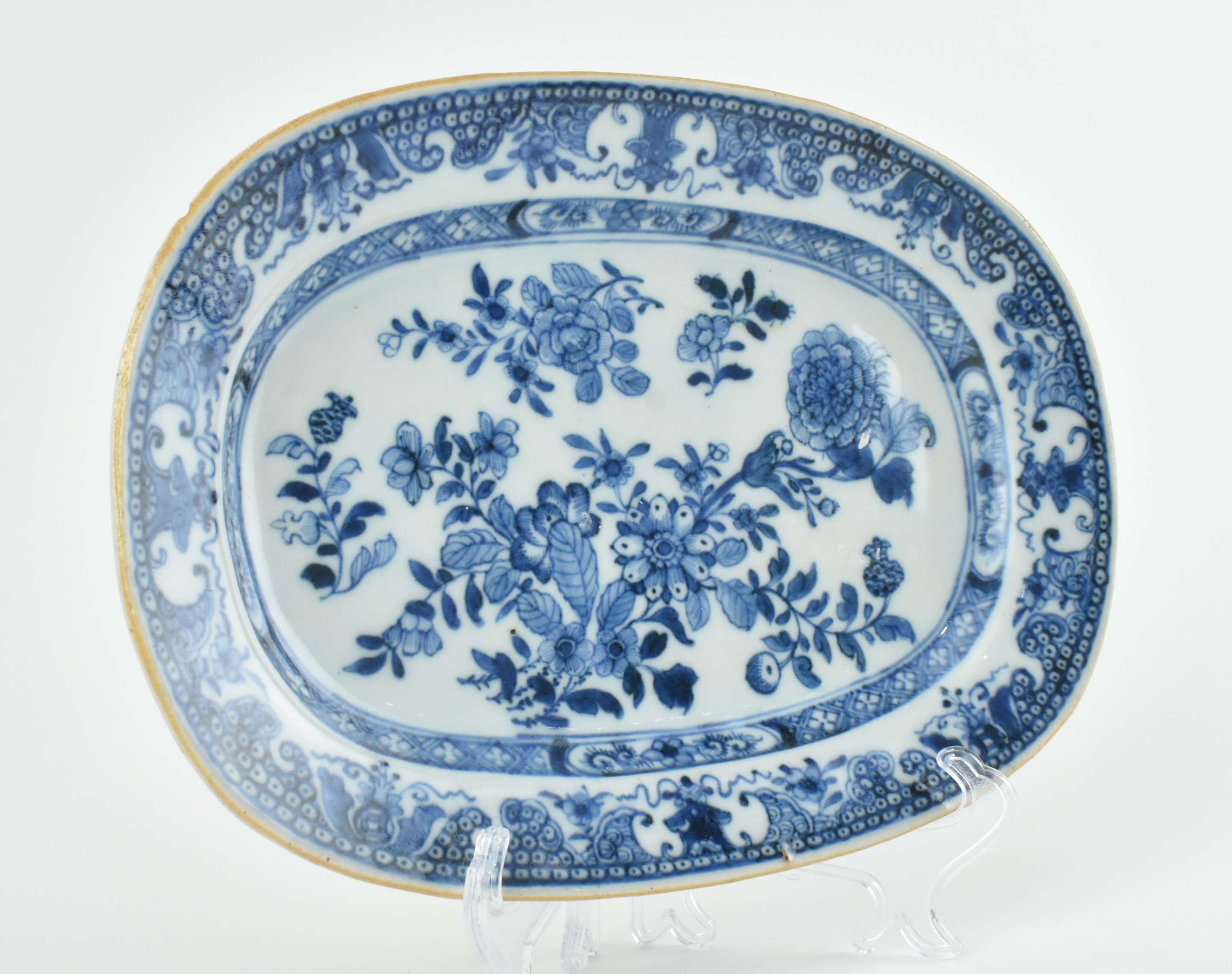 18TH CENTURY BLUE AND WHITE PEONY PLATE 清 青花 花卉盘子 - Image 2 of 4