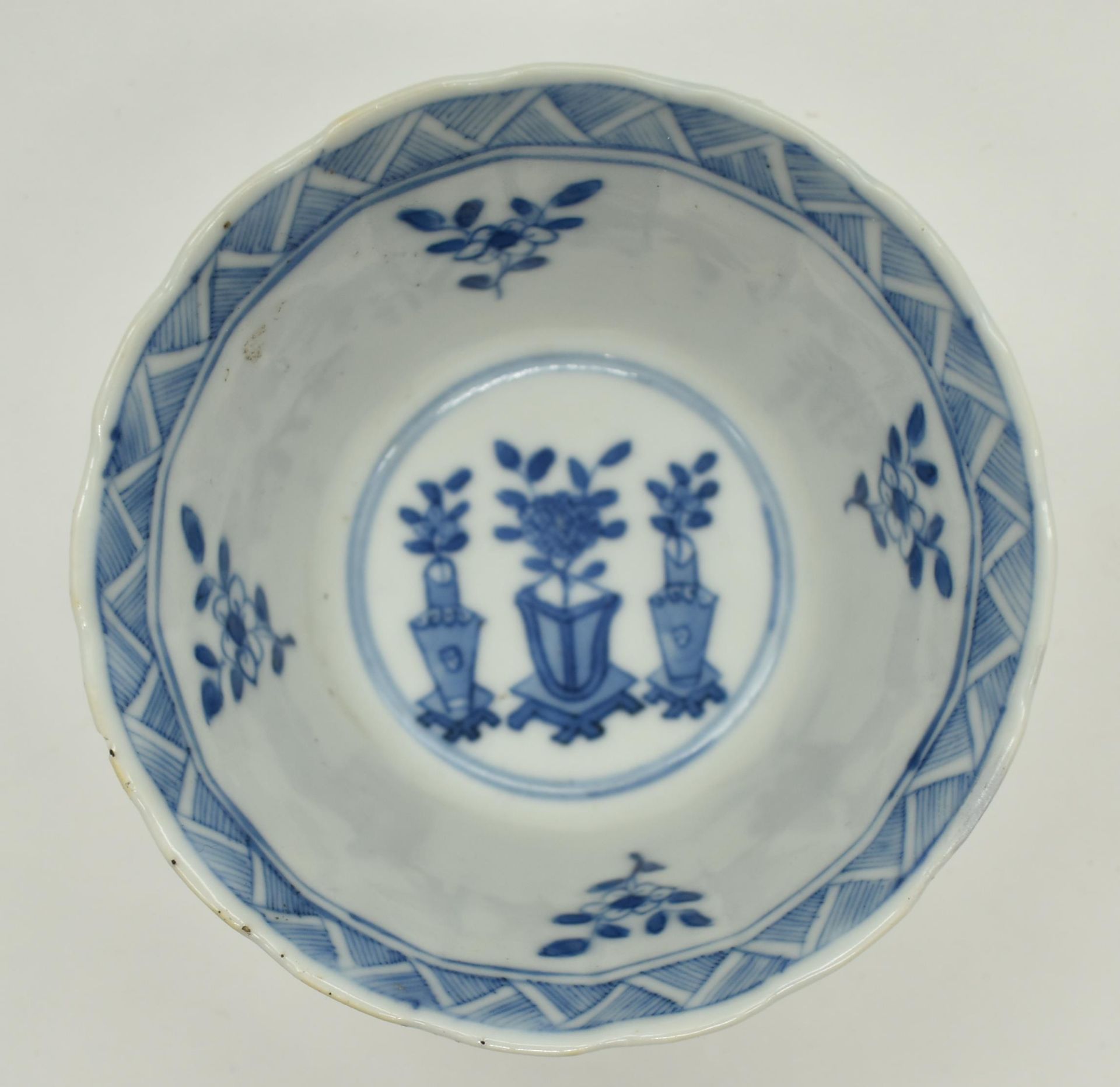 QING DYNASTY BLUE AND WHITE CUP 清 康熙 青花人物棱角杯 - Bild 5 aus 10