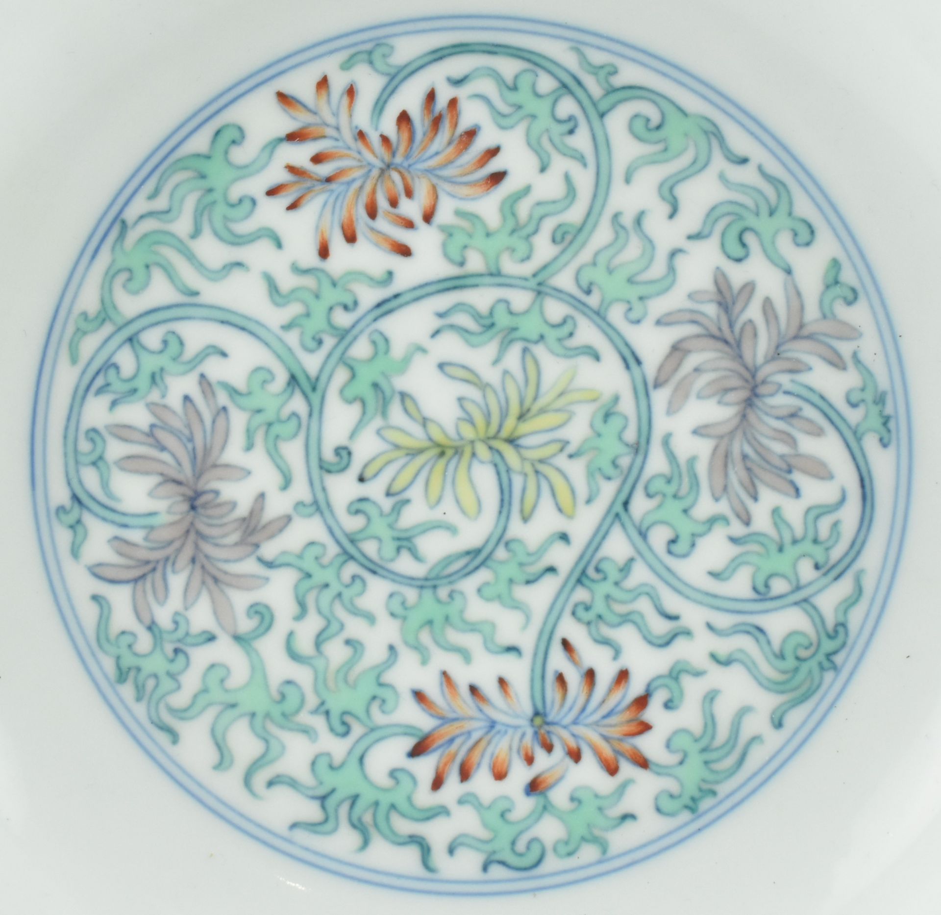 DOUCAI CHRYSANTHEMUM PLATE, YONGHZHEN MARKED - Bild 3 aus 7