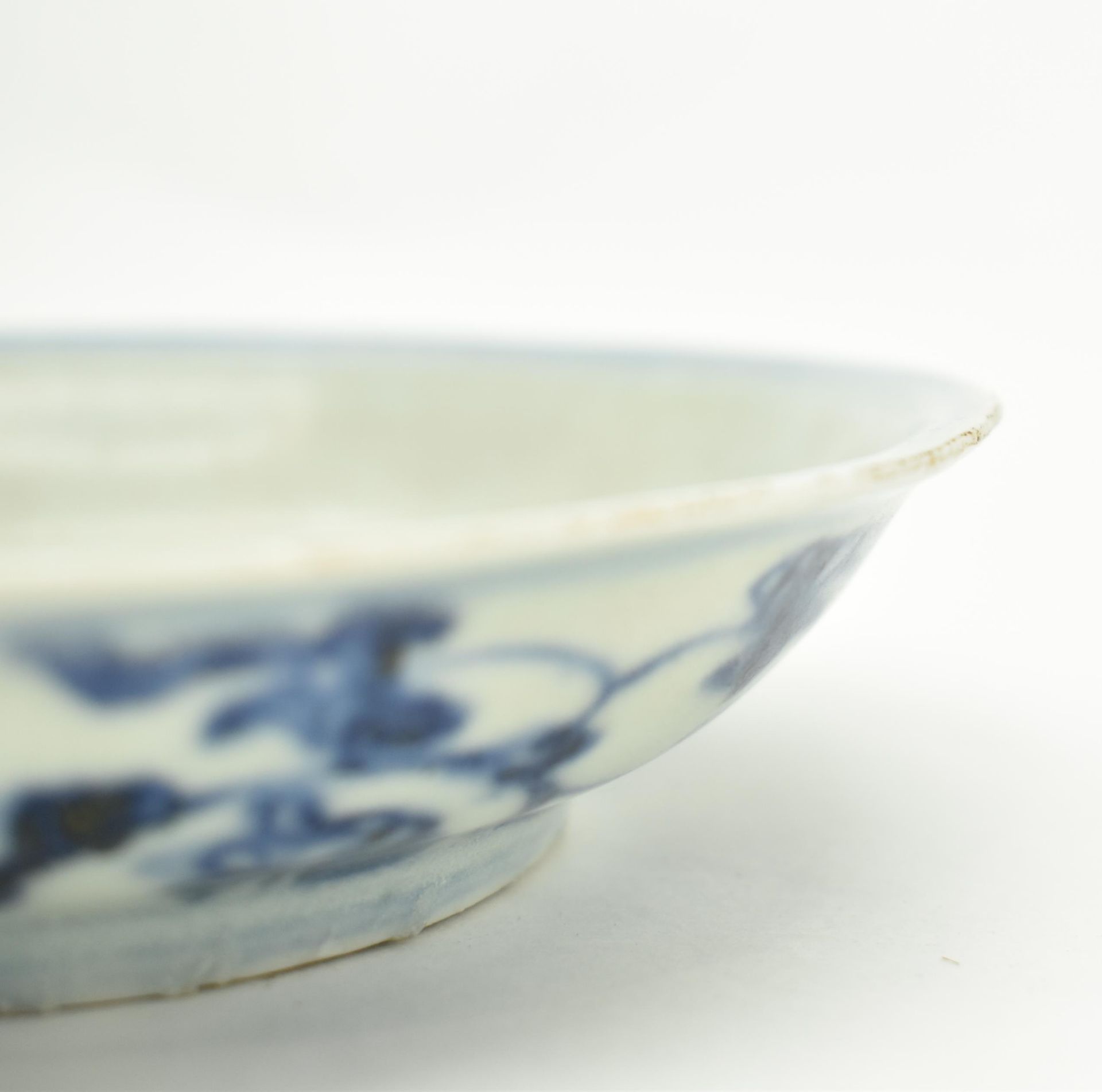 MING DYNASTY TRANSITIONAL BLUE AND WHITE PLATE 明 青花花卉碟 - Image 6 of 6