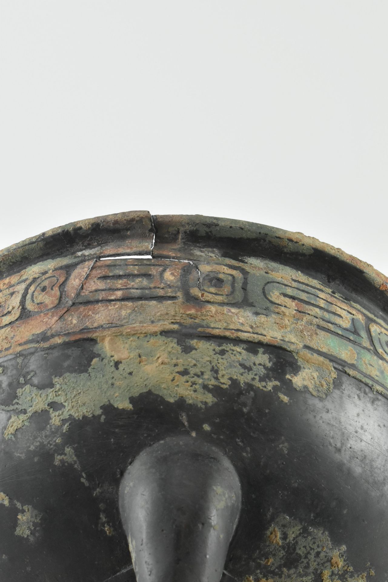 WESTERN ZHOU "RING MOTIF" BRONZE DING TRIPOD VESSEL 西周青铜鼎 - Image 9 of 10