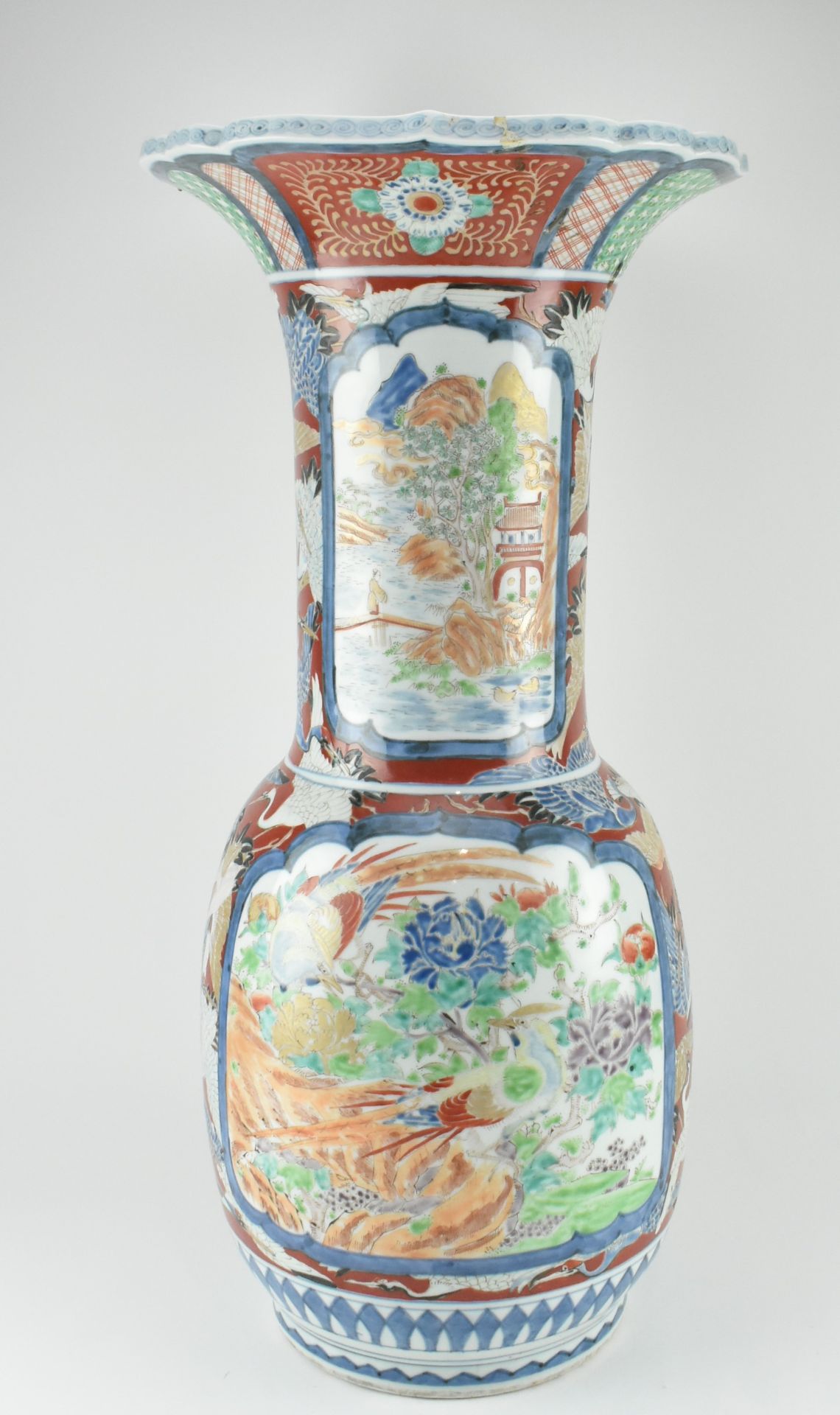 LARGE JAPANESE IMARI CERAMIC VASE, MEIJI PERIOD 明治伊万里瓶