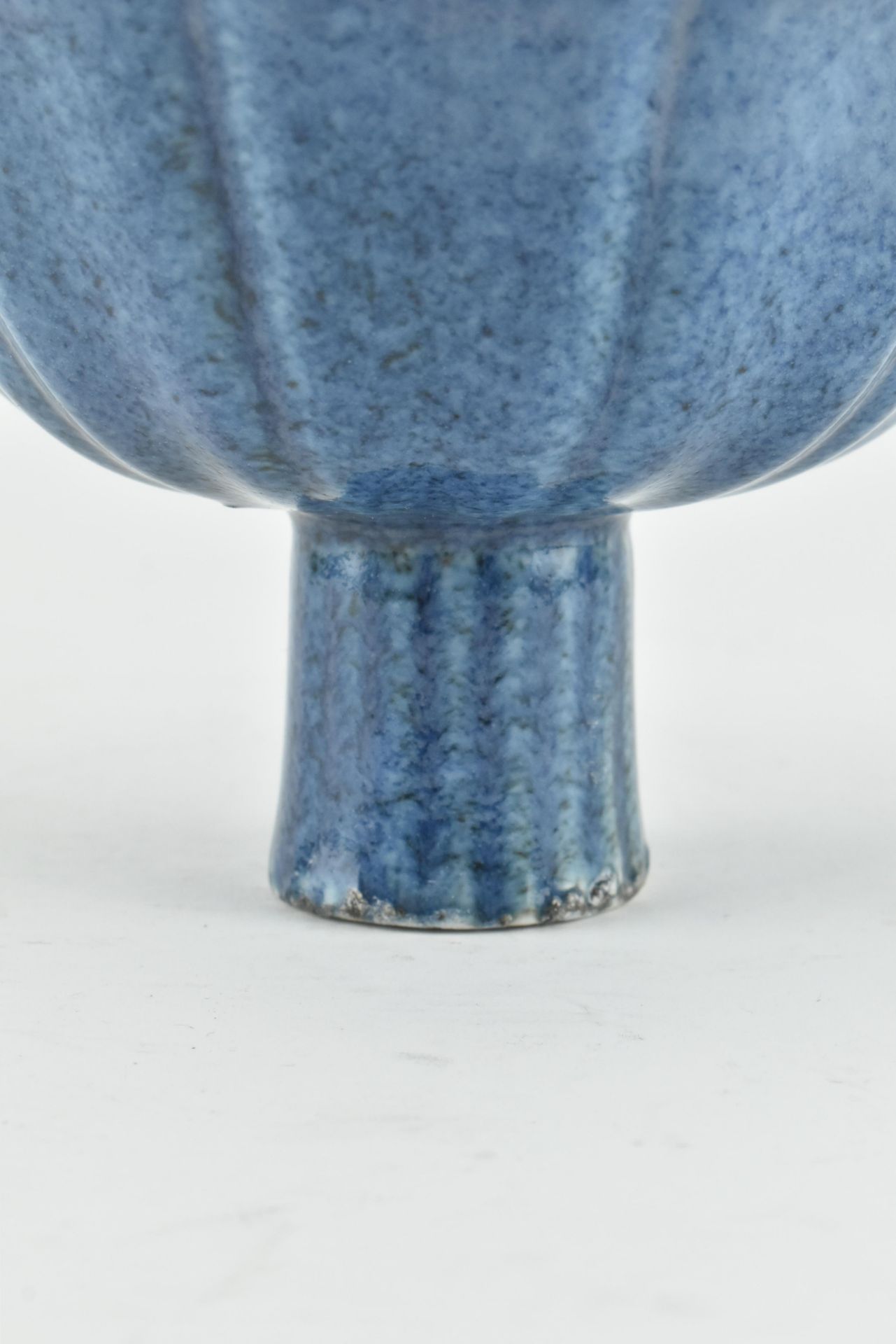 POWDER-BLUE LOTUS RIM STEM BOWL, MING MARKED 宣德款 莲花高脚杯 - Bild 4 aus 8