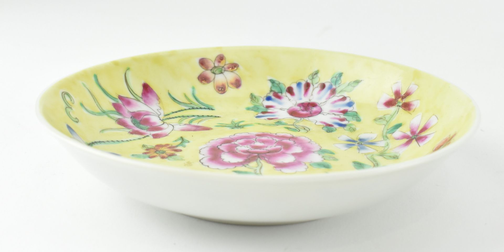 FAMILLE ROSE PLATE AND SPOON, YELLOW GROUND 黄底粉彩花卉盘和勺子 - Image 5 of 7