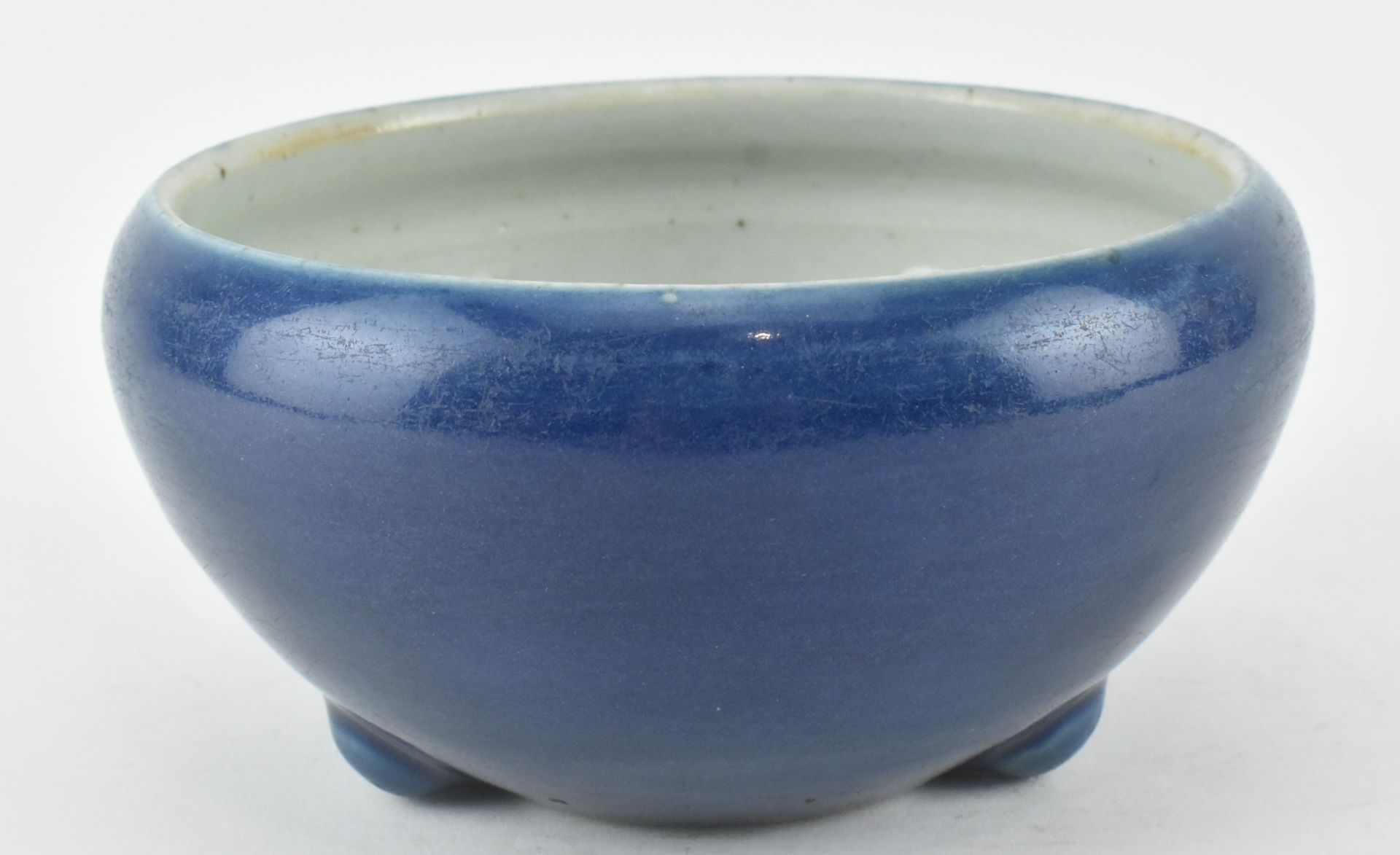 QING DYNASTY BLUE GLAZED MONOCHROME CENSER 清 霁蓝釉香炉笔洗 - Image 2 of 6