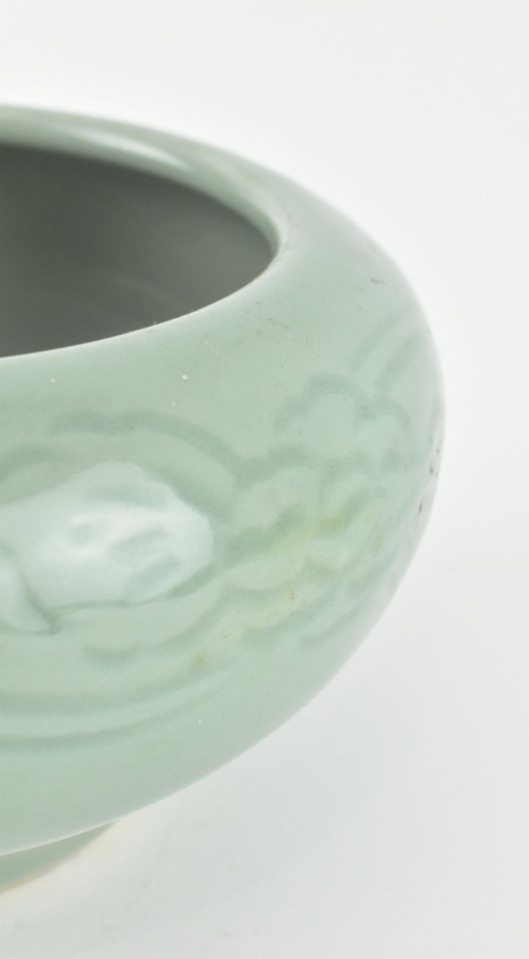 CELADON-GLAZED "PEONY" BRUSH WASHER 青釉“牡丹”笔洗 - Bild 3 aus 7