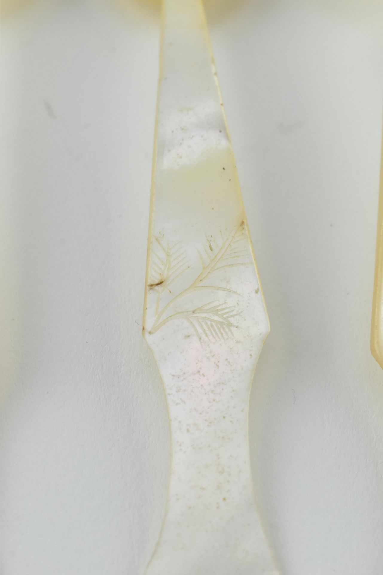 FOUR MOTHER OF PEARL CAVIAR TASTING TEA SPOONS 清 贝母鱼子酱勺 - Image 6 of 7