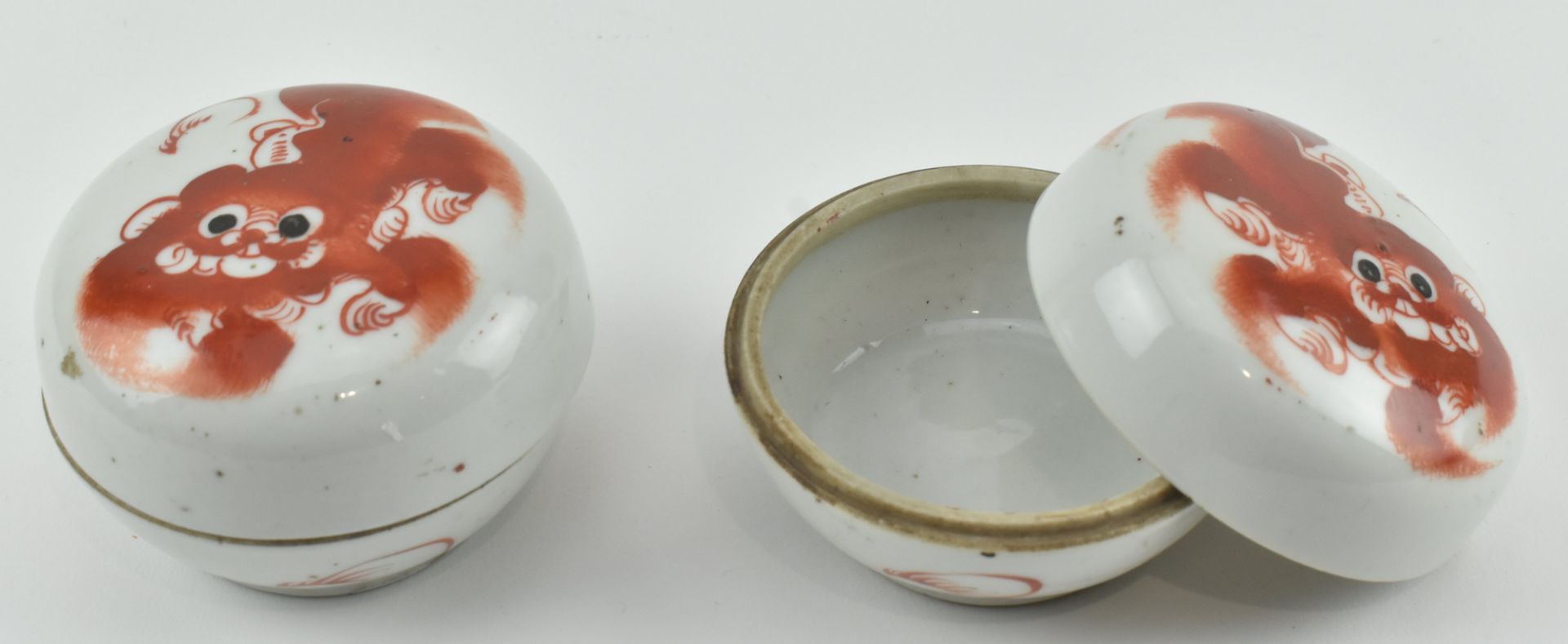 PAIR OF IRON RED LION SEALPASTE BOXES 民国 矾红戏狮印泥盒一对 - Bild 2 aus 5