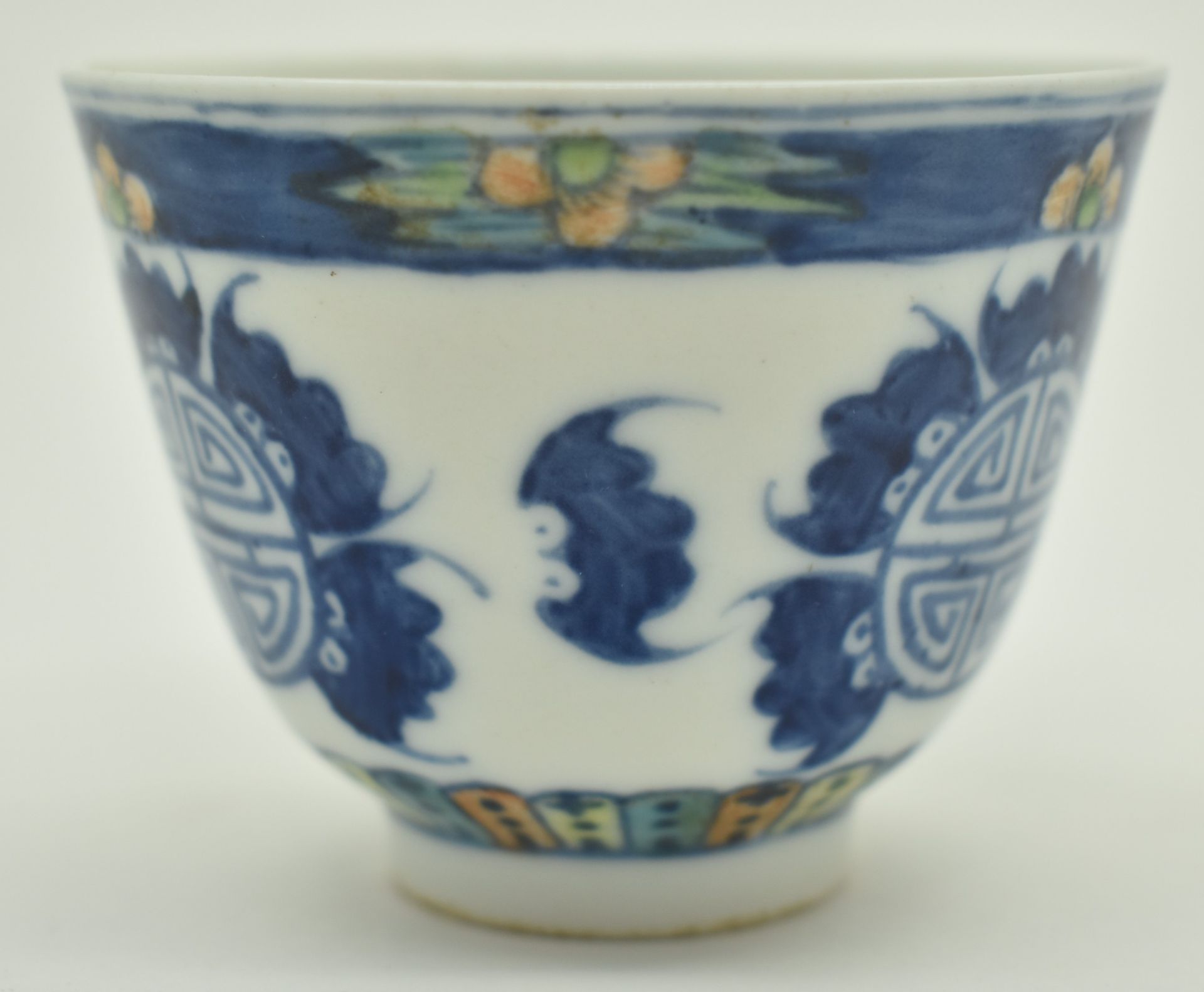 YELLOW & ORANGE ENAMELLED BLUE AND WHITE CUP 光绪青花加彩五福杯 - Image 2 of 9