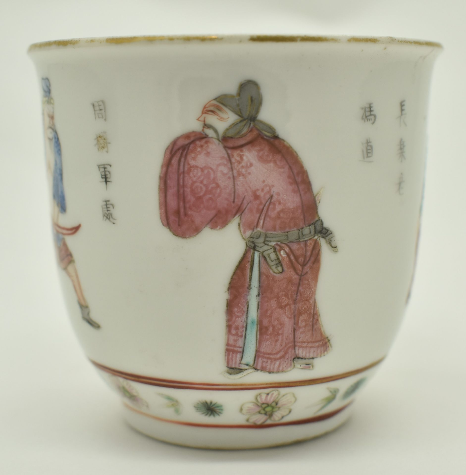 FAMILLE ROSE WU SHUANG PU CUP WITH HANDLE 道光粉彩无双谱人物杯 - Bild 3 aus 13