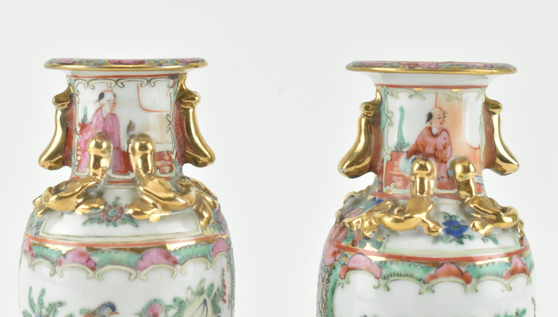 PAIR OF SMALL CHINESE CANTON FAMILLE ROSE VASES 清 广彩人物瓶一对 - Image 3 of 5