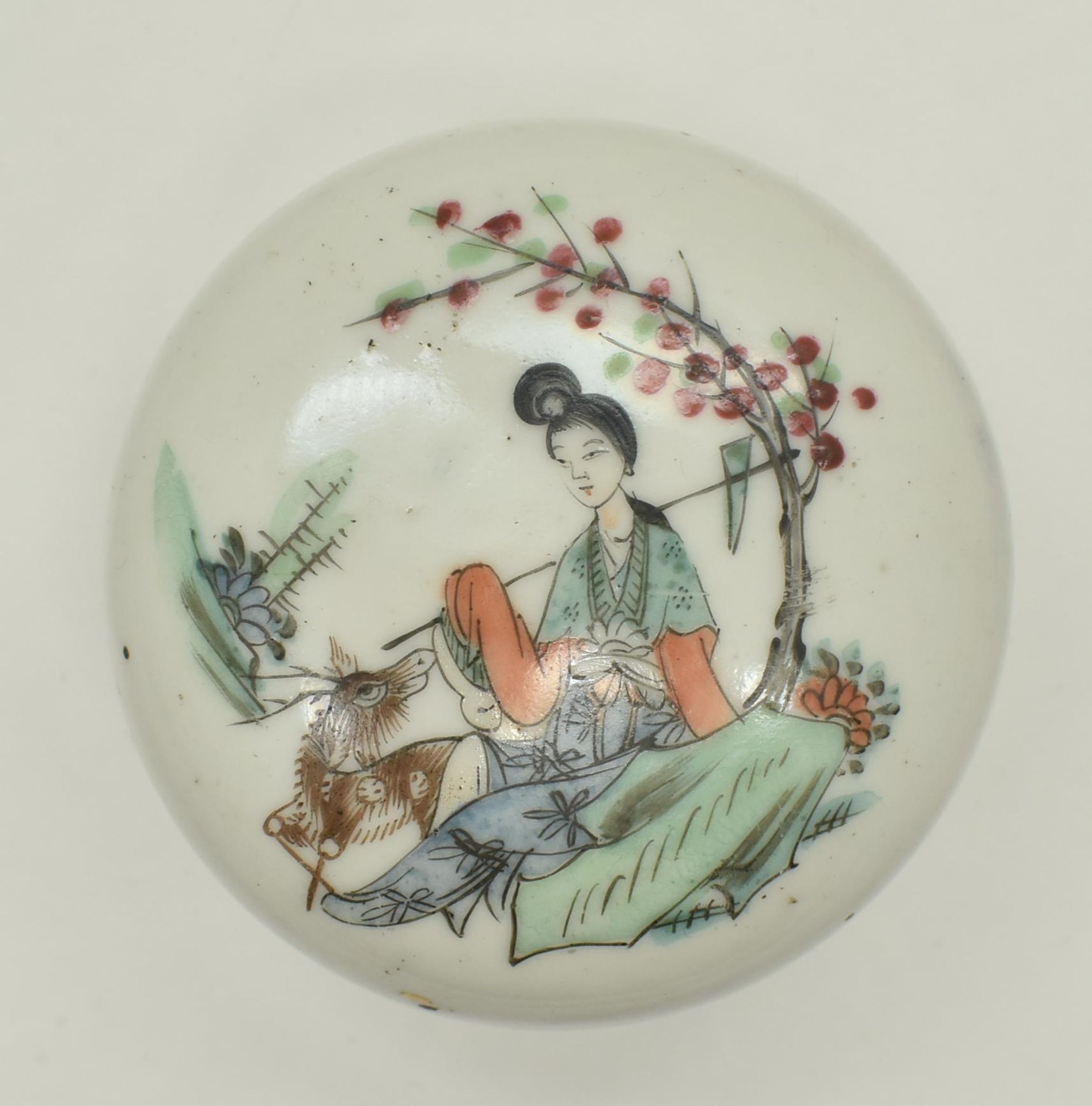 QING OR LATER FAMILLE ROSE FIGURINE SEAL BOX 清末 粉彩印泥盒 - Image 3 of 7