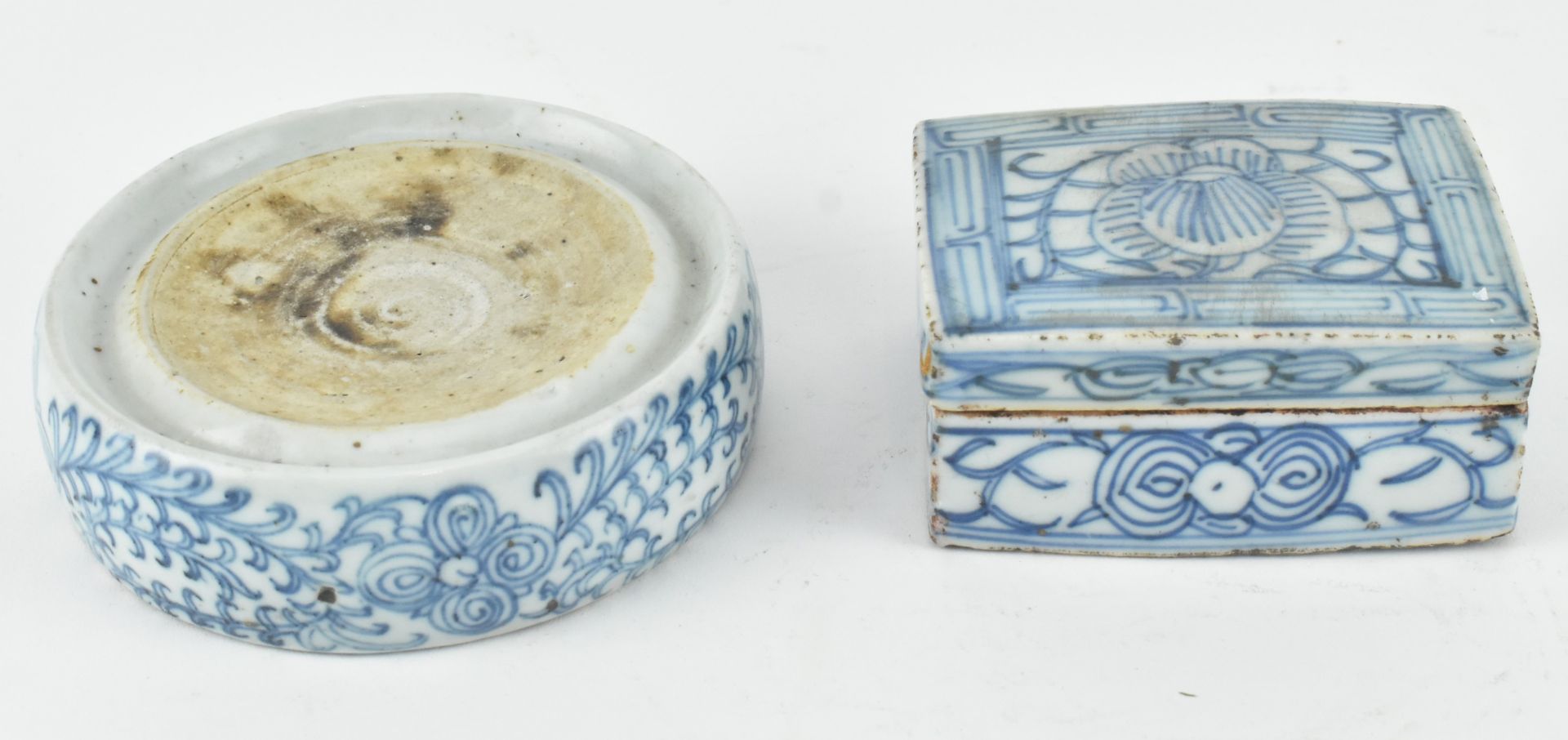 QING DYNASTY INK WELL AND SEAL PASTE BOX 清 青花烟台和印泥盒 - Image 2 of 6