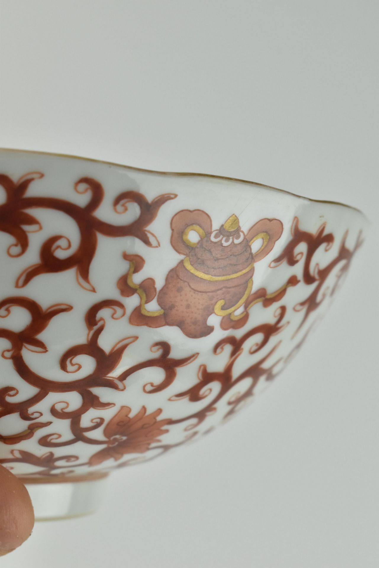 DAOGUANG IRON RED WUFU FIVE BATS BOWL 道光 矾红描金缠枝莲纹碗 - Bild 8 aus 8