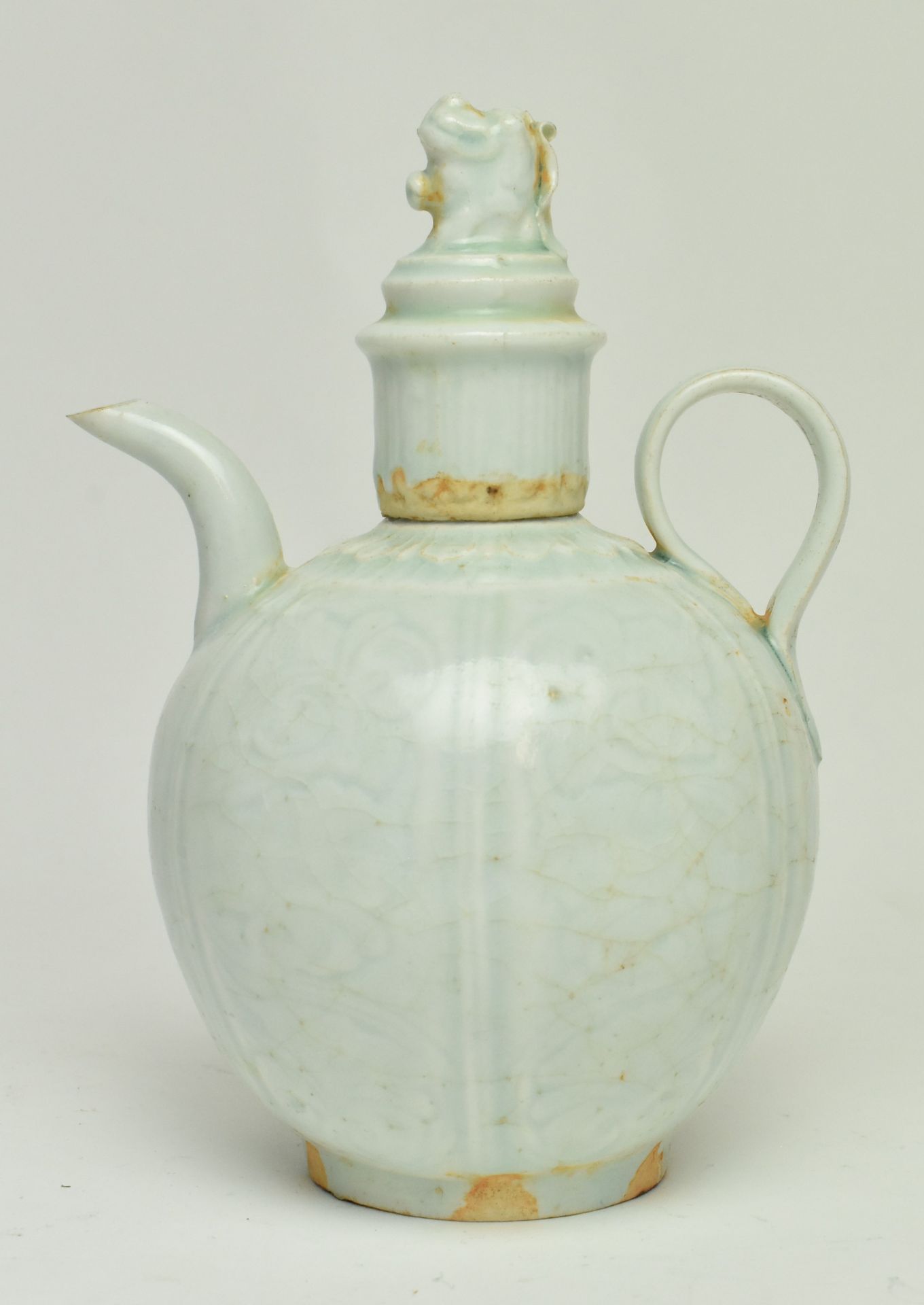 QING QINGBAI EWER WITH LION FINIAL COVER 晚清仿北宋清白执壶