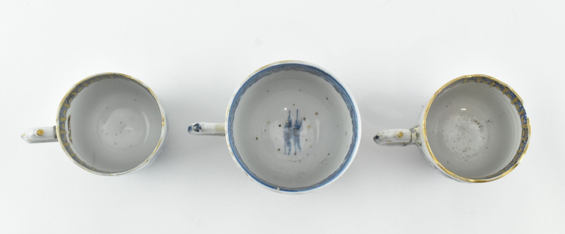 THREE 18/19TH CENTURY CHINESE BLUE AND WHITE CUPS 清 青花山水杯 - Image 6 of 9