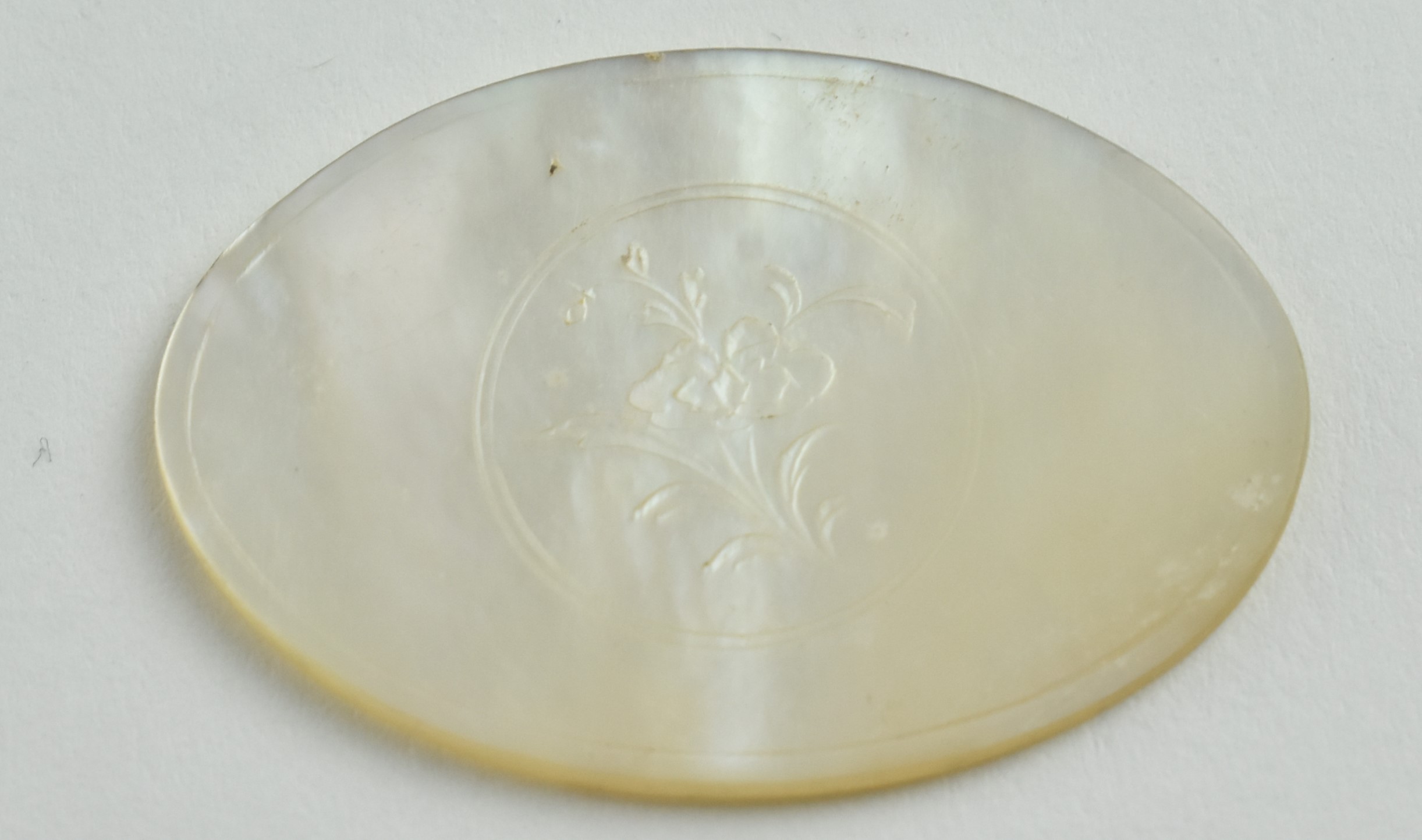 QING DYNASTY MOTHER OF PEARL GAMING TOKENS 清十三行贝母筹码 - Image 2 of 11