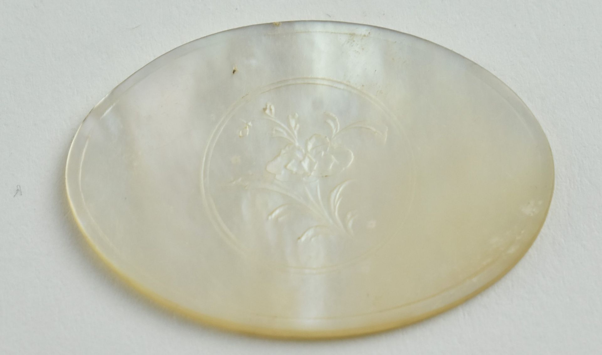 QING DYNASTY MOTHER OF PEARL GAMING TOKENS 清十三行贝母筹码 - Image 2 of 11