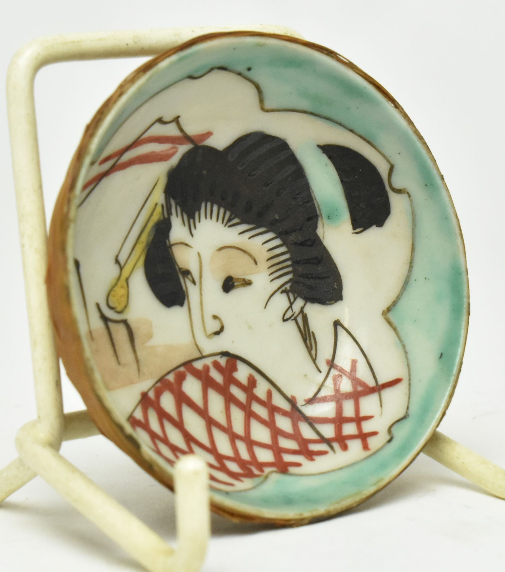 JAPANESE HANDPAINTED GEISHA MINIATURE BOWL IN WOVEN BASKET - Image 3 of 6