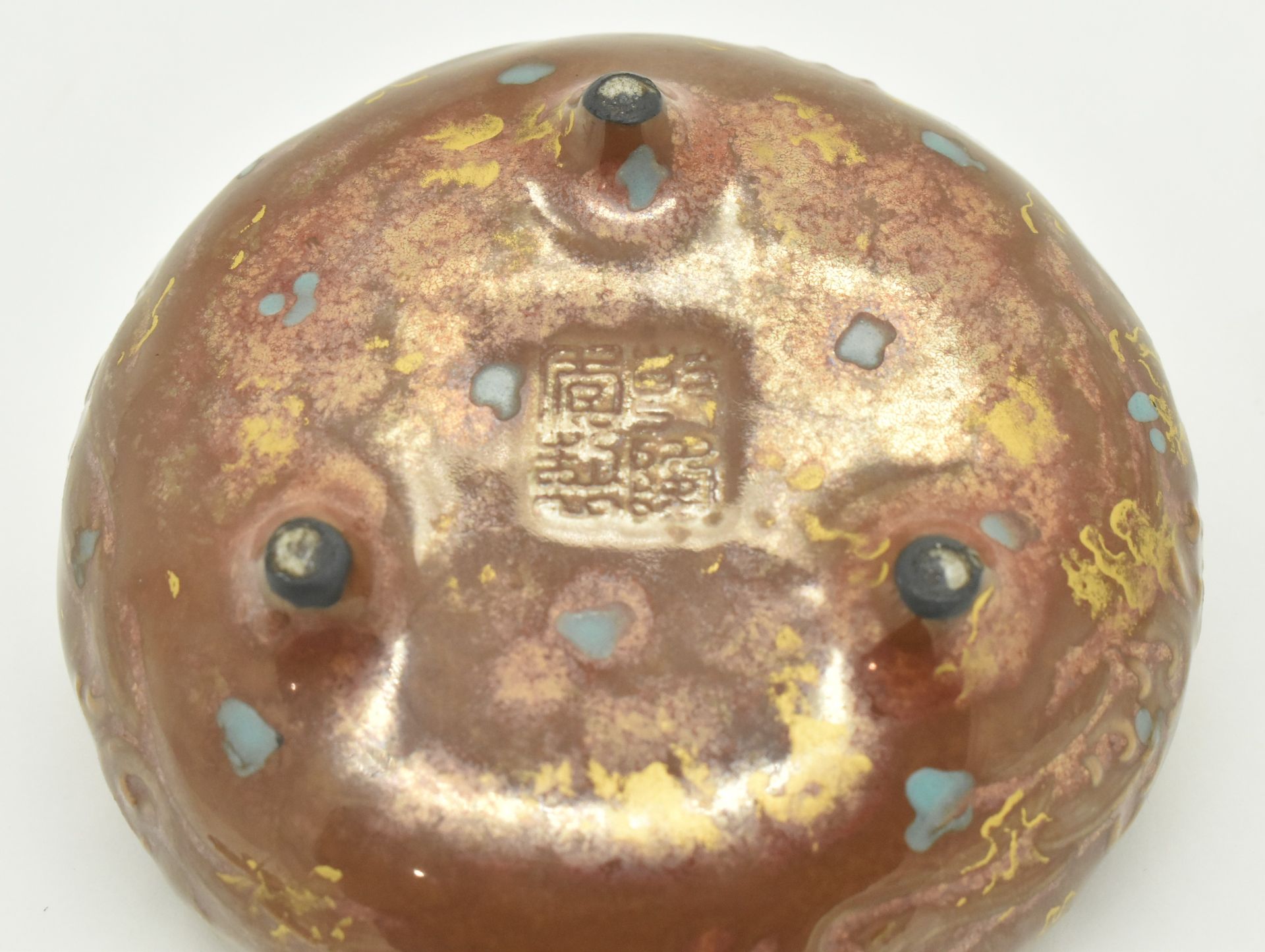 QIANLONG CERAMIC BRONZE GLAZED TRIPOD CENSER 乾隆款仿古铜釉熏炉 - Image 6 of 6