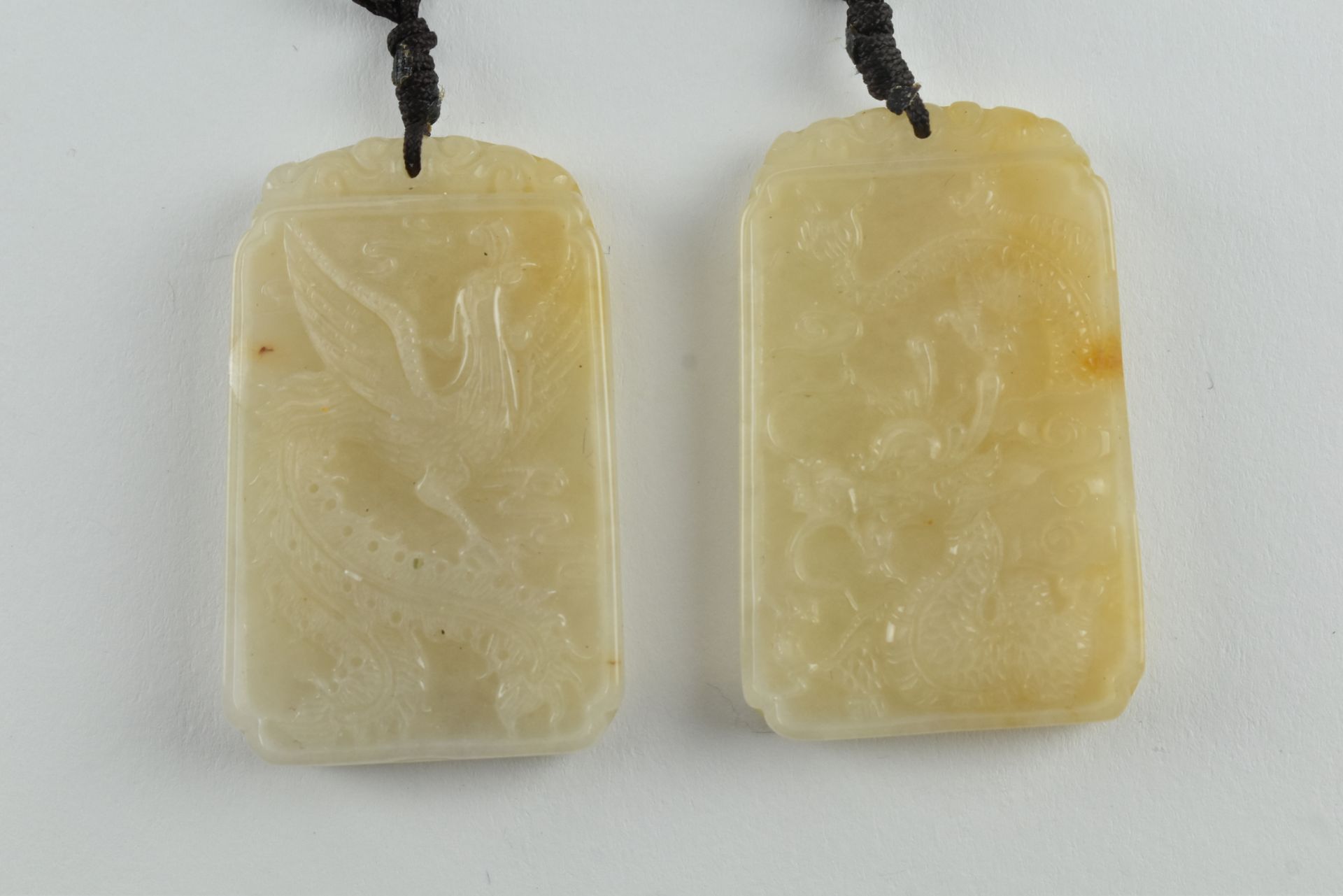 HUANGLONG JADE DRAGON AND PHOENIX PENDANTS 龙凤玉佩 - Bild 6 aus 6