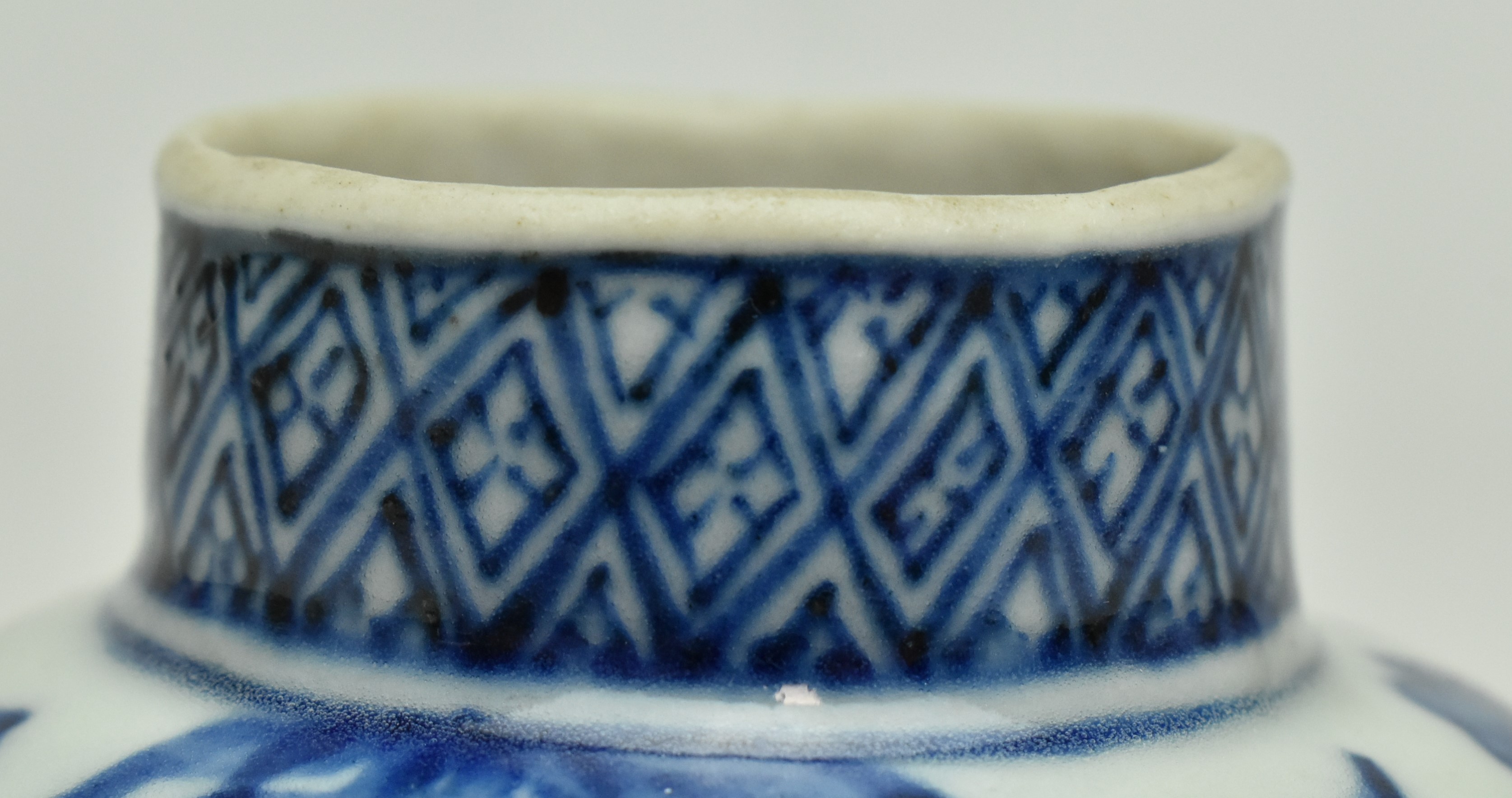 19TH CENTURY BLUE AND WHITE FISH AND ALGAE WATERPOT 青花鱼藻水丞 - Image 4 of 6