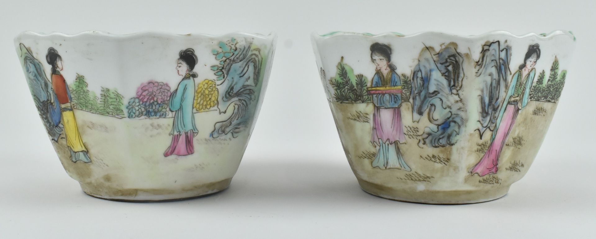 PAIR OF FAMILLE ROSE HEXAGONAL BOWLS 民国粉彩人物六角碗 嘉庆款 - Bild 2 aus 7