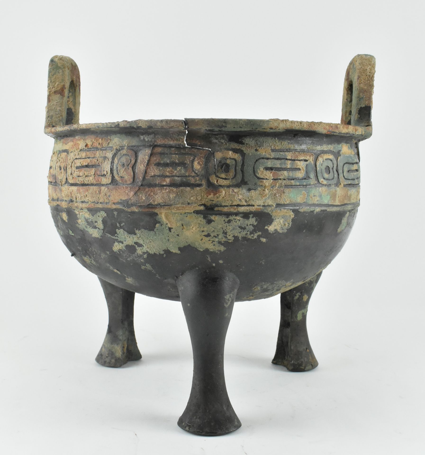 WESTERN ZHOU "RING MOTIF" BRONZE DING TRIPOD VESSEL 西周青铜鼎 - Bild 2 aus 10