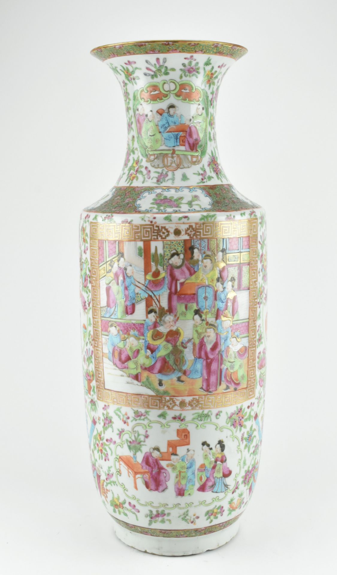 QING DYNASTY CANTON FAMILLE ROSE VASE 清 广彩 开窗人物 棒槌瓶