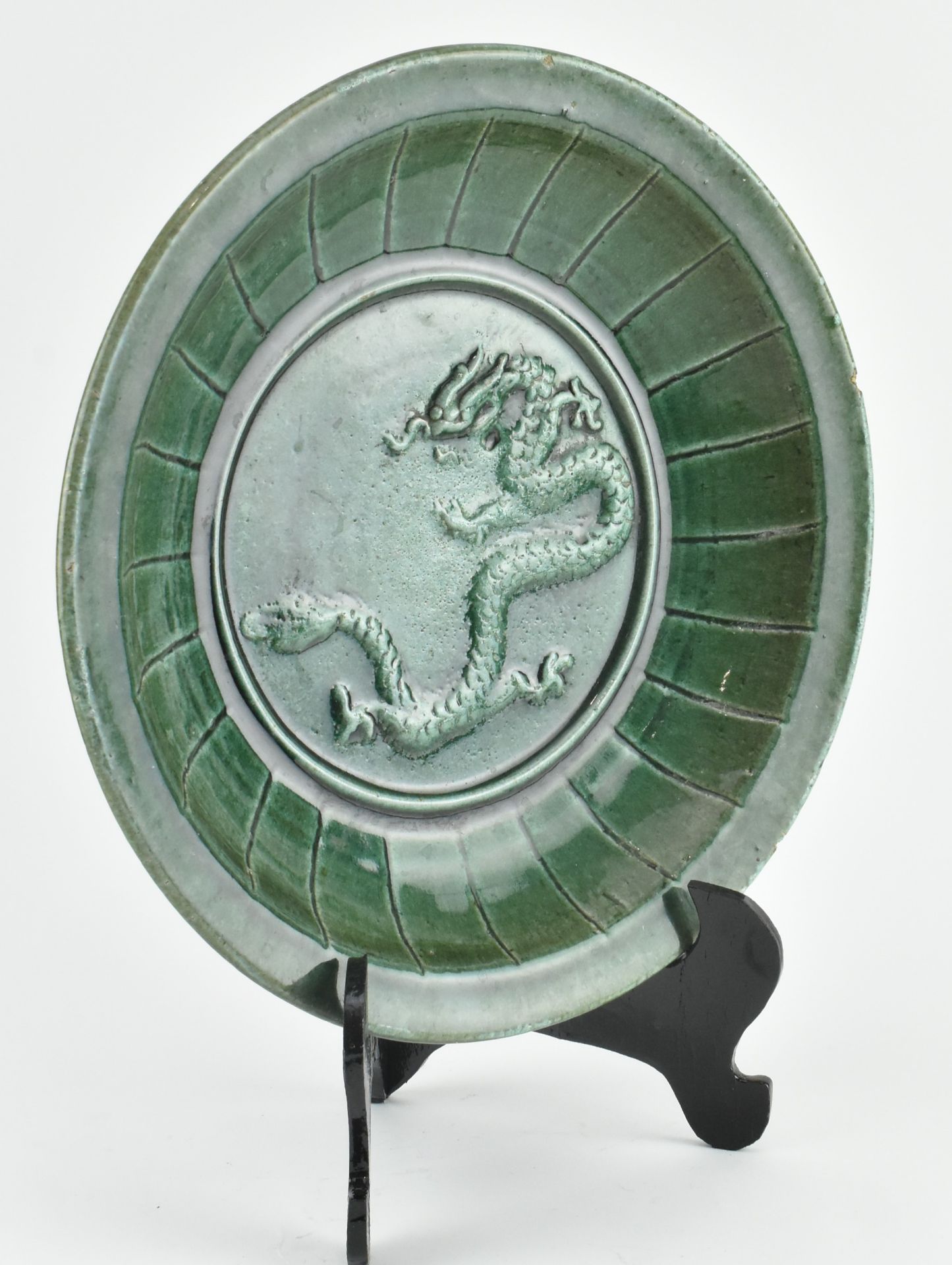 STONEWARE GREEN GLAZED "DRAGON" RELIEF CHARGER 绿釉三爪龙浮雕盘 - Bild 3 aus 6