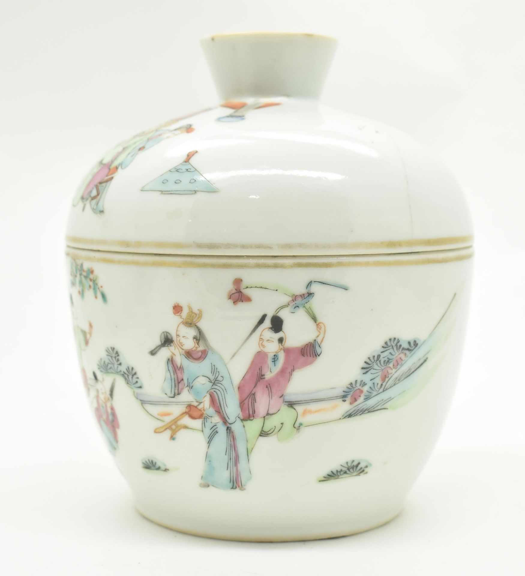 QING TONGZHI FAMILLE ROSE JAR WITH LID 清 同治粉彩盖罐 - Image 3 of 10