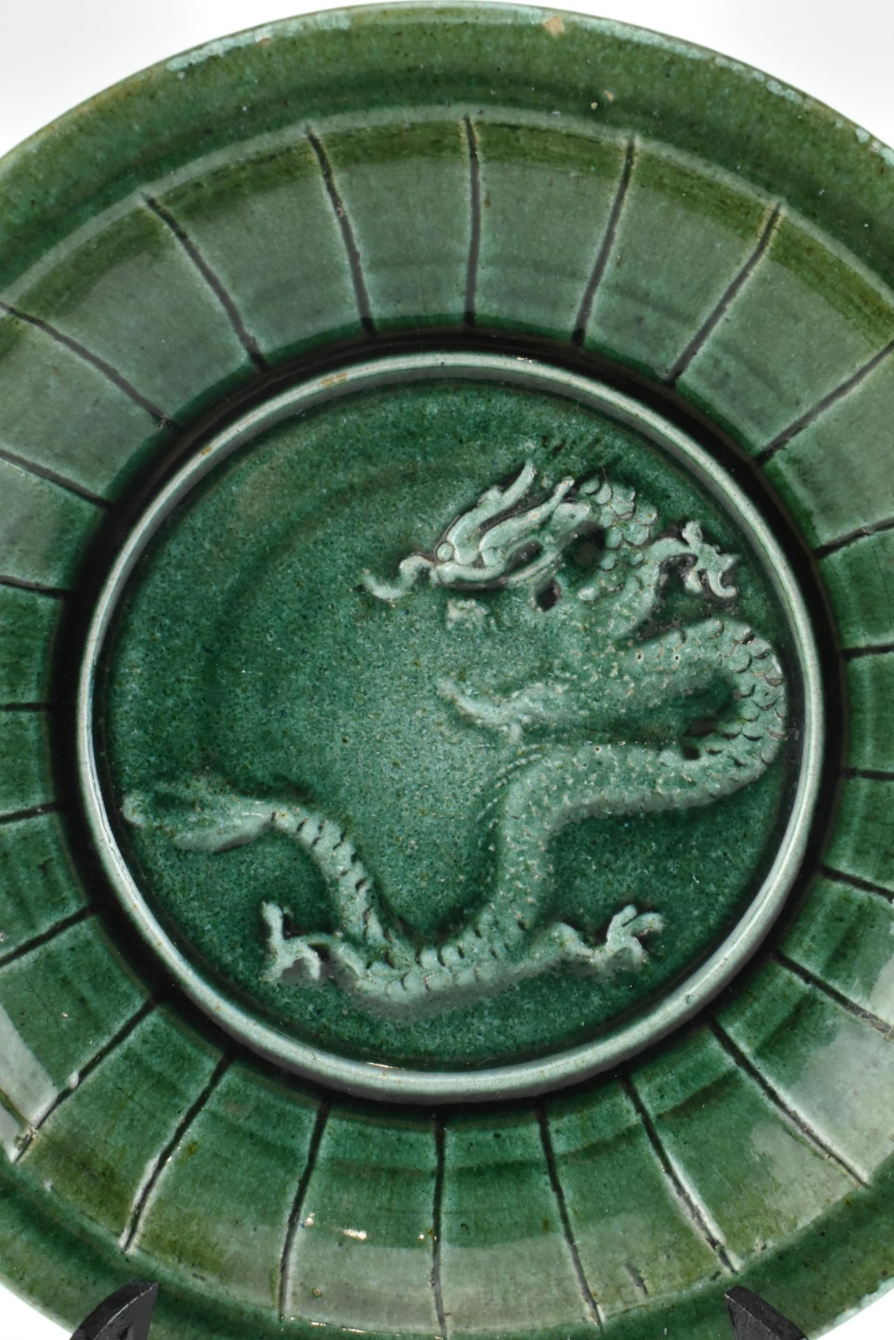 STONEWARE GREEN GLAZED "DRAGON" RELIEF CHARGER 绿釉三爪龙浮雕盘 - Image 2 of 6