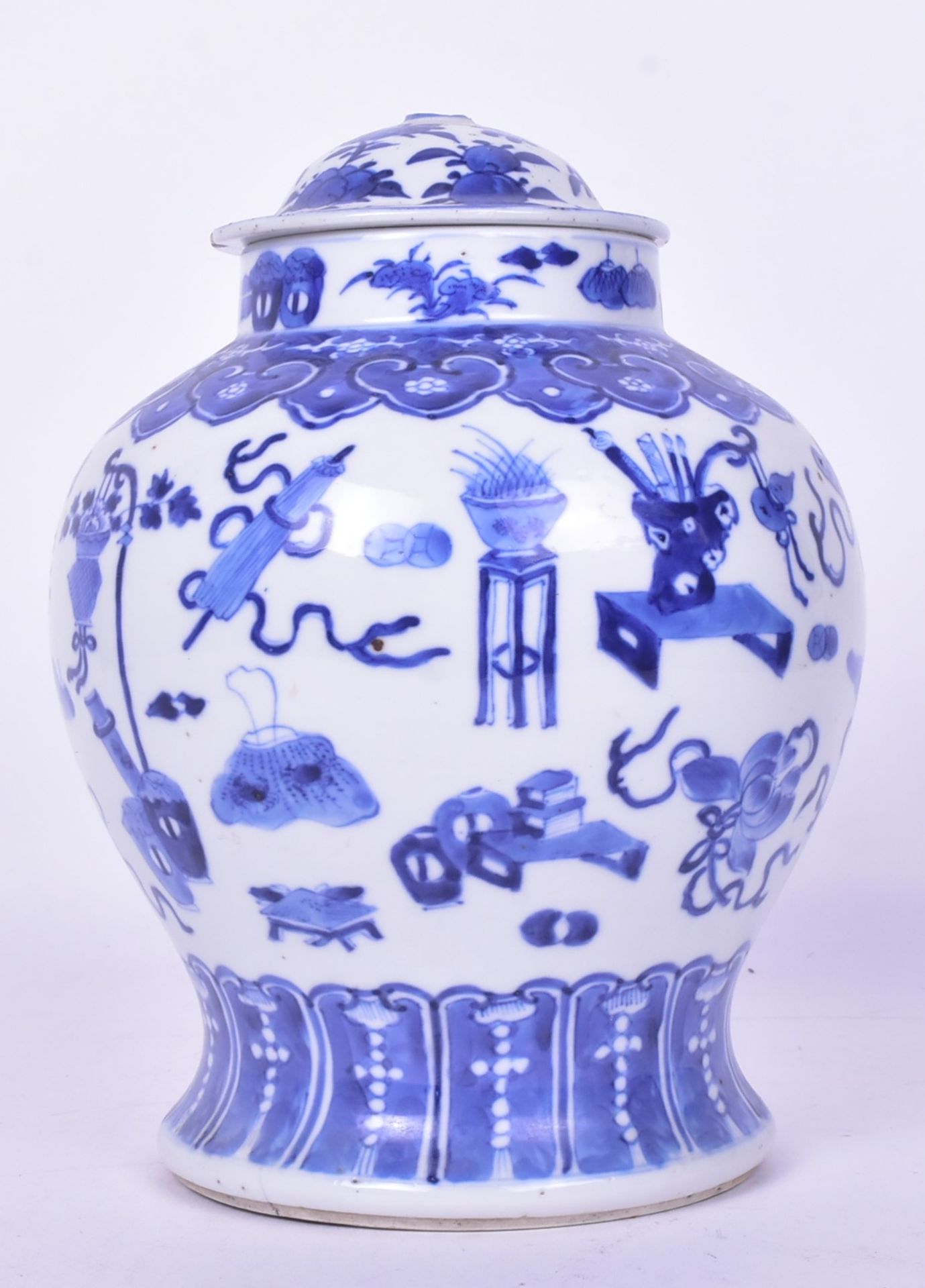 QING DYNASTY KANGXI BLUE AND WHITE JAR 清 康熙款青花博古罐 - Bild 3 aus 9