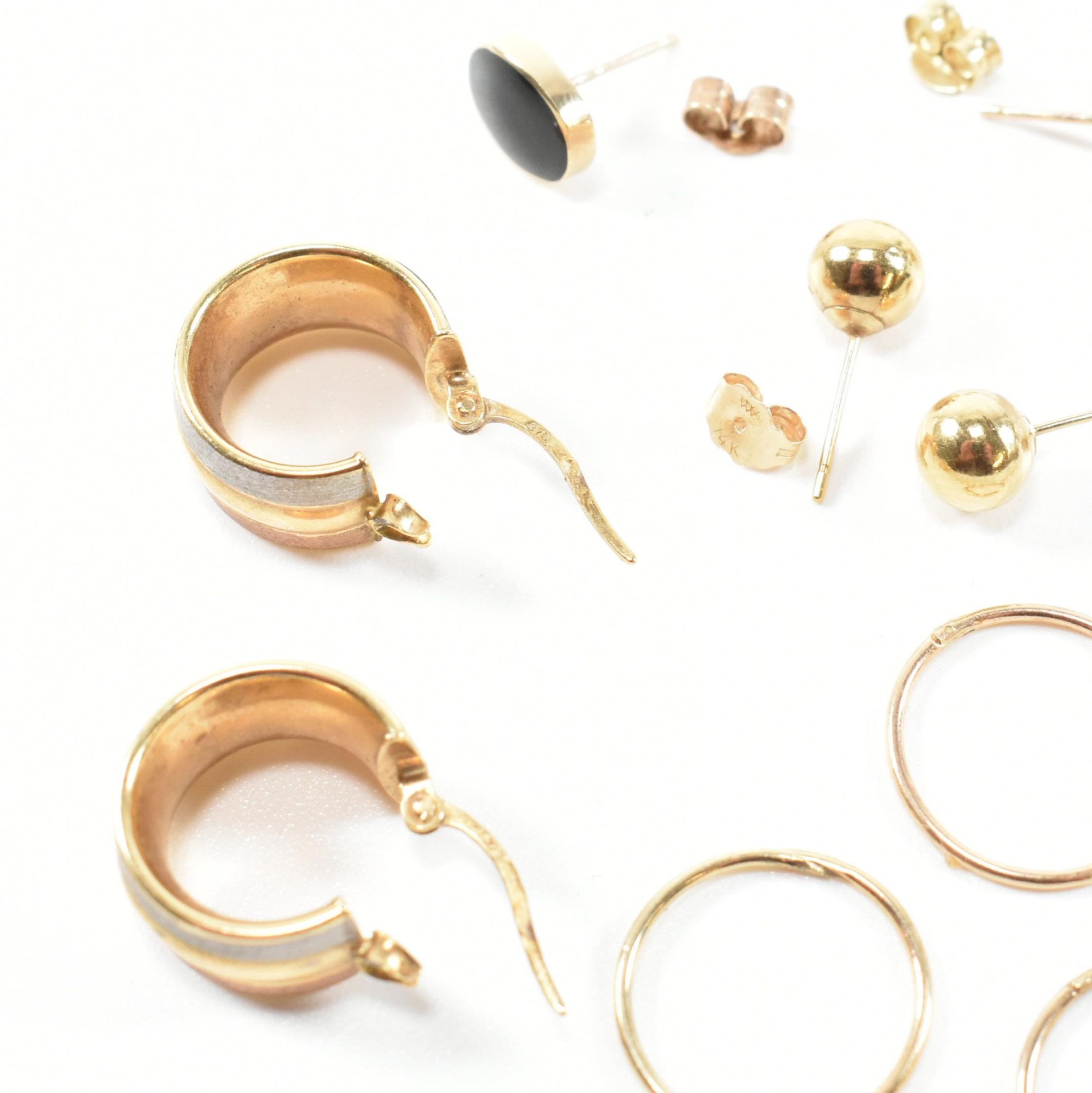 COLLECTION OF 9CT GOLD HOOP & STUD EARRINGS - Image 5 of 7