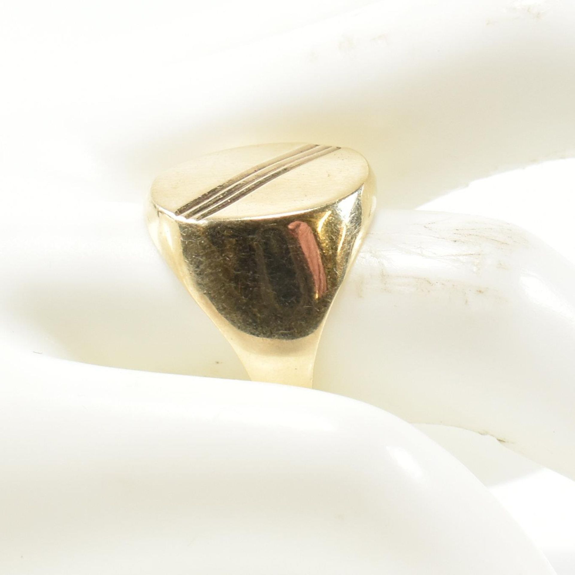 9CT GOLD OVAL SIGNET RING - Image 6 of 6