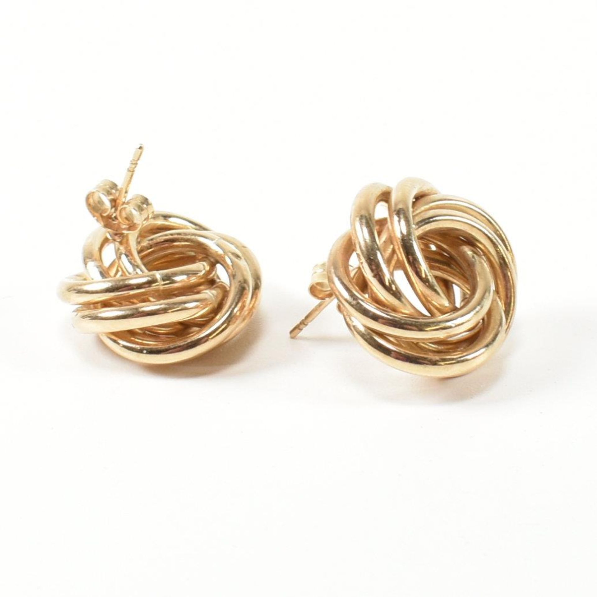 PAIR OF HALLMARKED 9CT GOLD KNOT STUD EARRINGS - Image 5 of 6