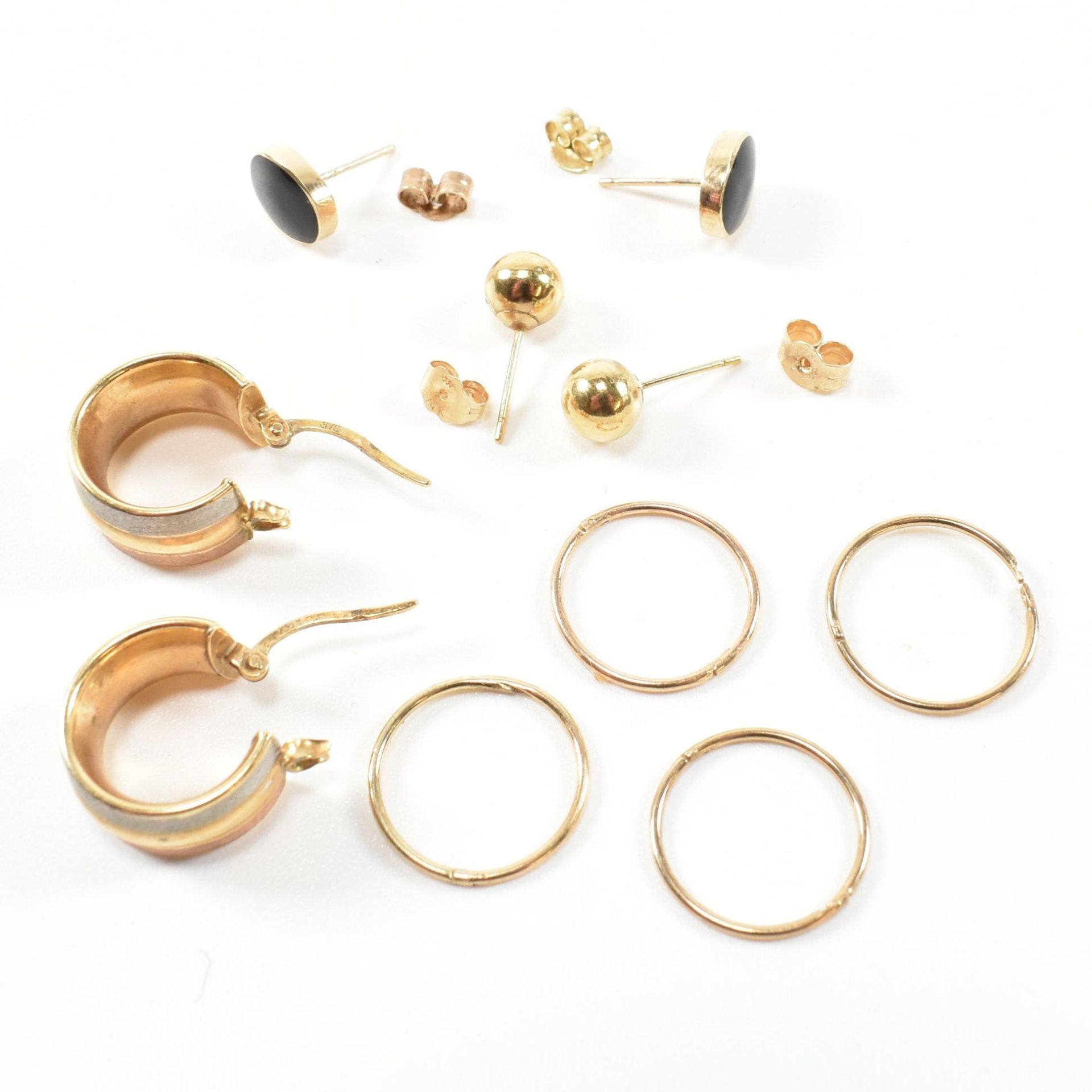 COLLECTION OF 9CT GOLD HOOP & STUD EARRINGS - Image 4 of 7