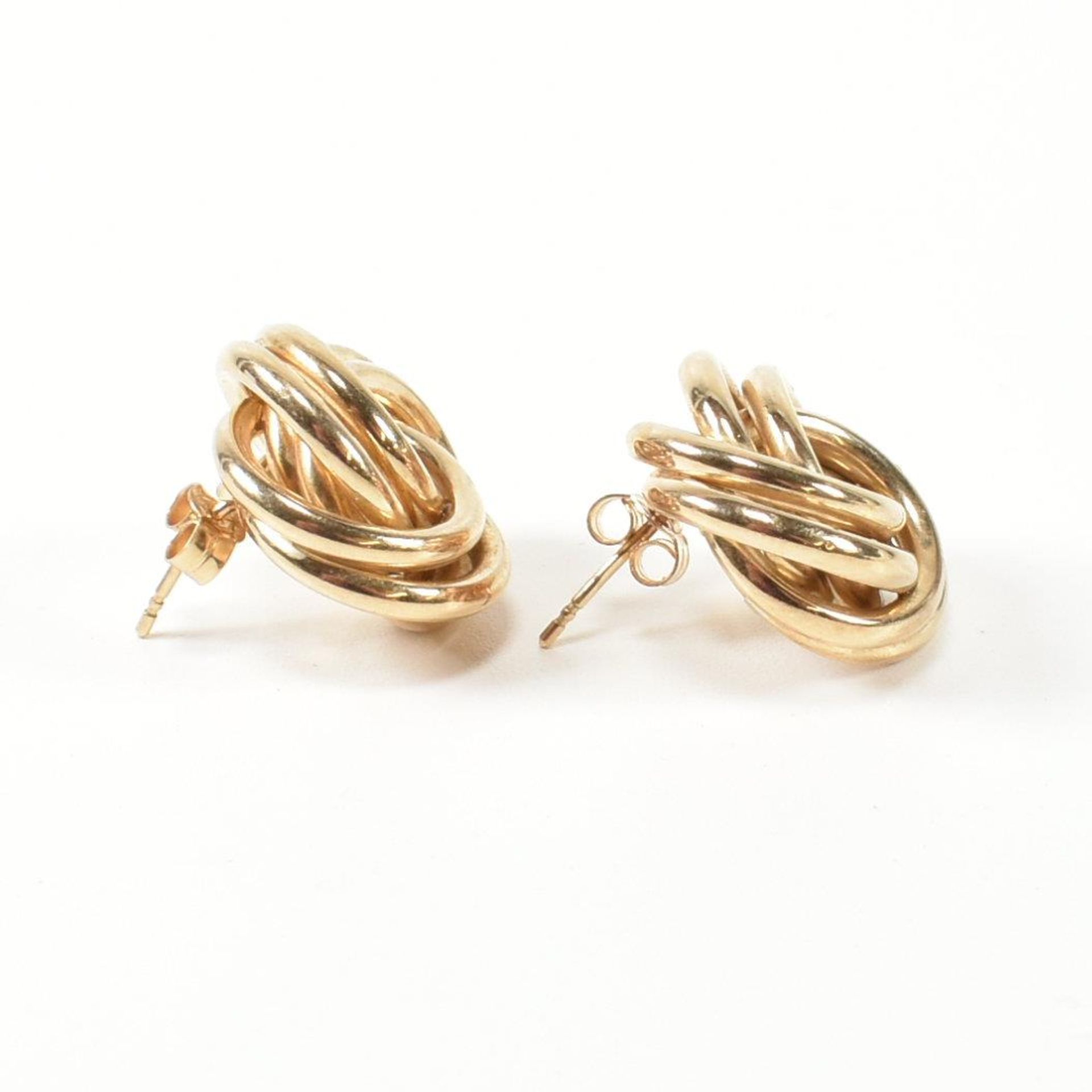 PAIR OF HALLMARKED 9CT GOLD KNOT STUD EARRINGS - Image 4 of 6