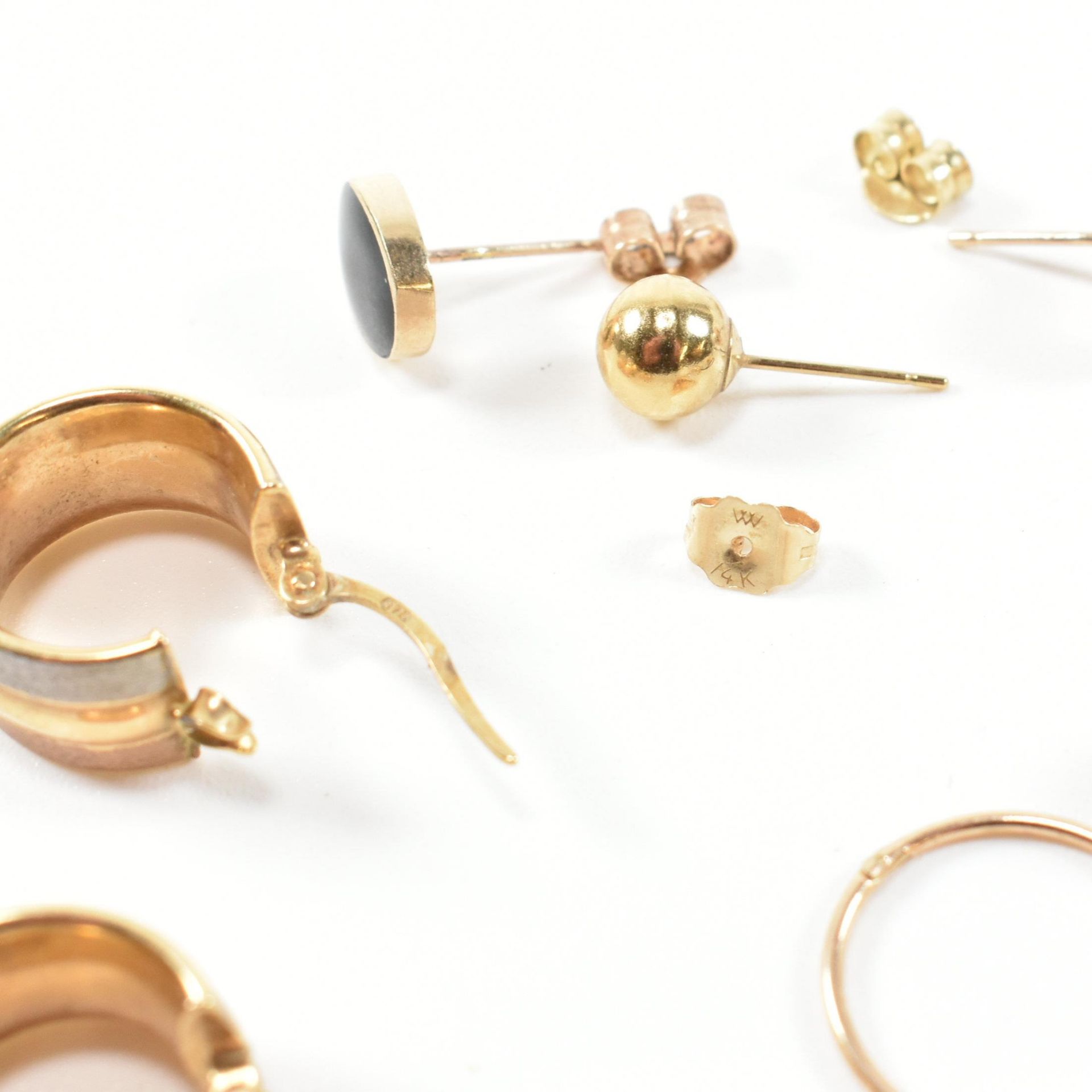 COLLECTION OF 9CT GOLD HOOP & STUD EARRINGS - Image 6 of 7