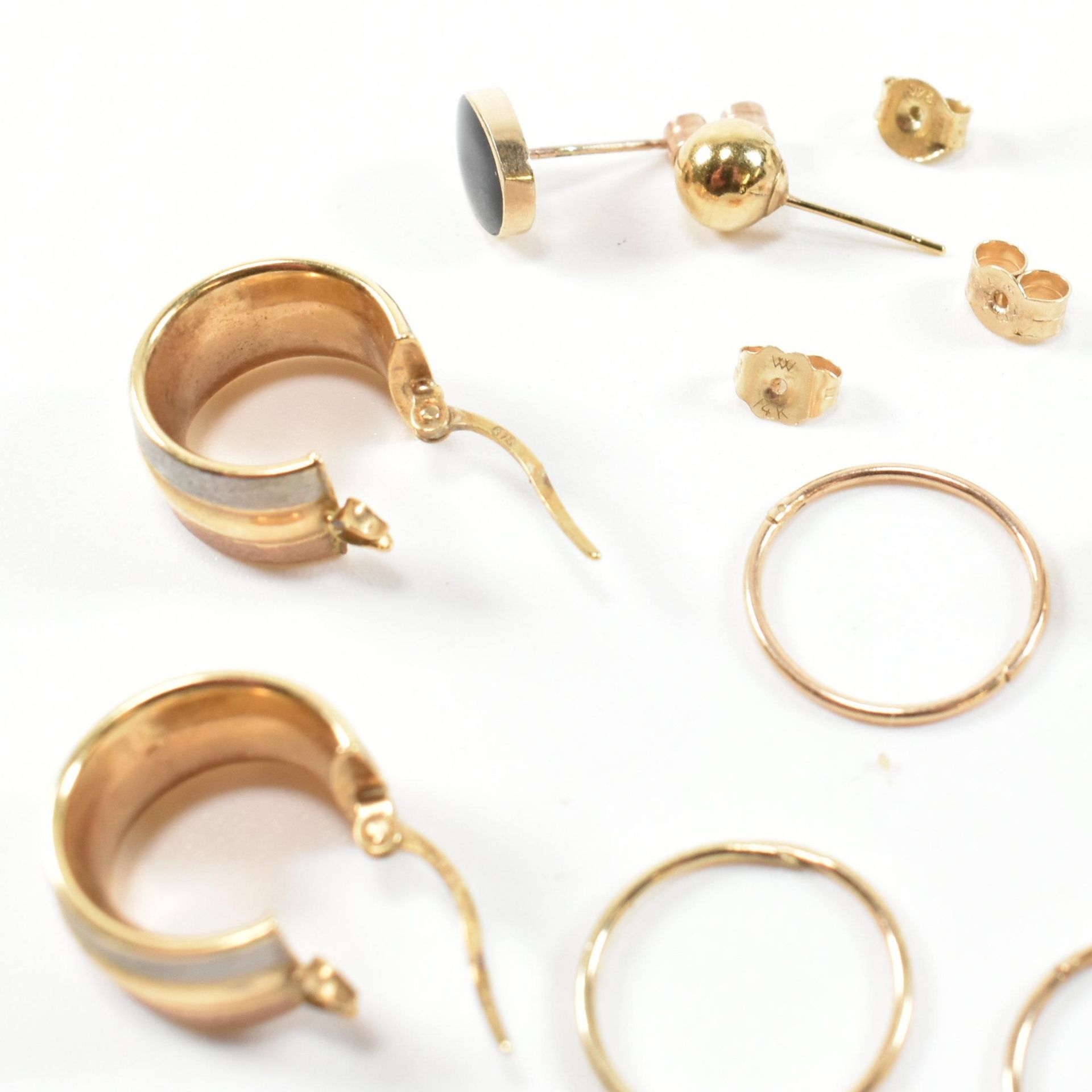 COLLECTION OF 9CT GOLD HOOP & STUD EARRINGS - Image 7 of 7