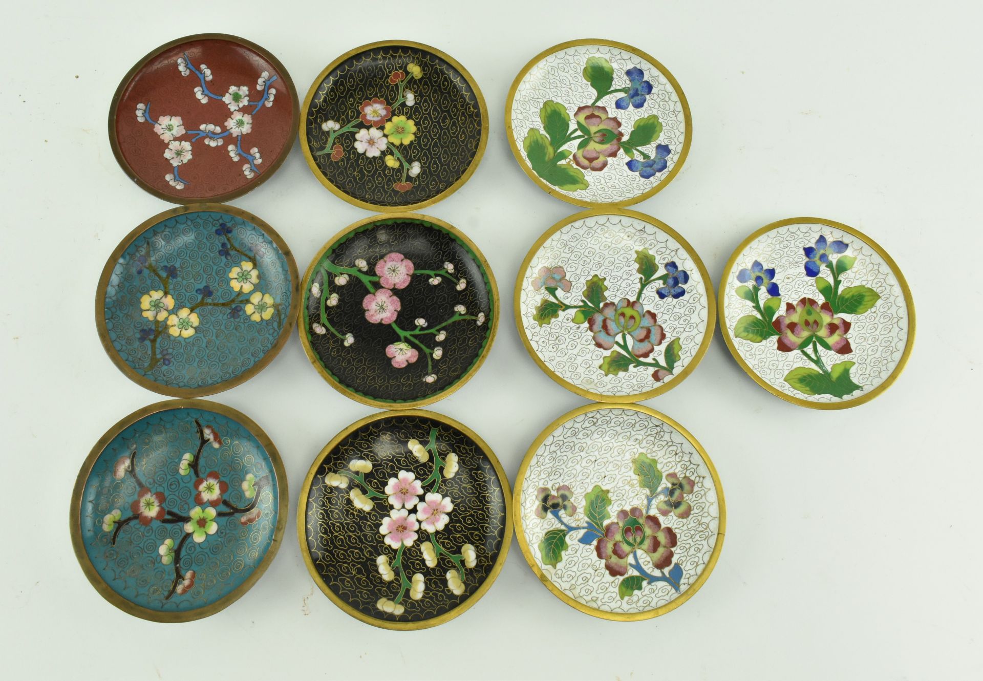 COLLECTION OF 21 CHINESE CLOISONNE BOWLS AND SAUCERS - Bild 3 aus 8