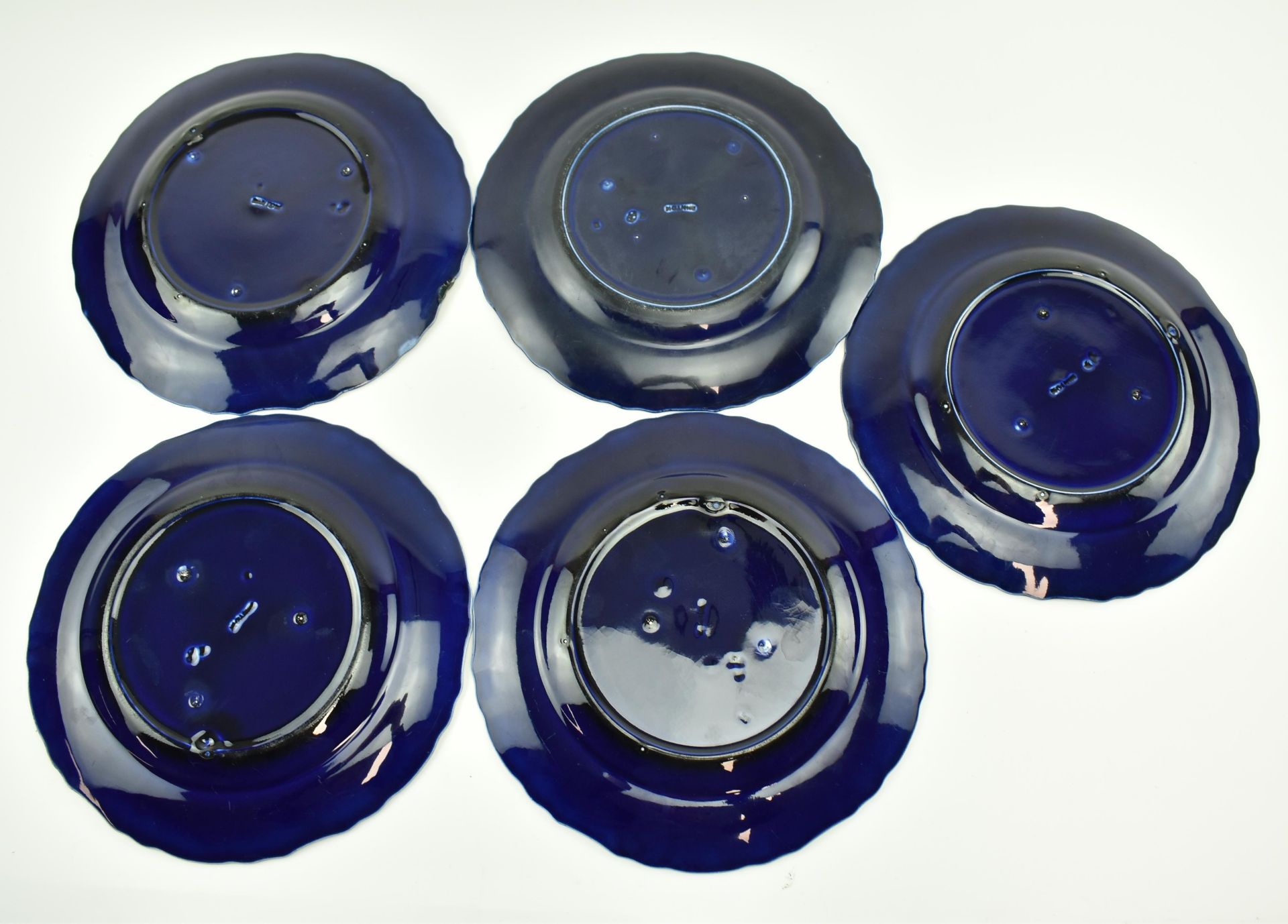 MINTON COBALT BLUE PLATES, A WEDGWOOD PLATE & MAJOLICA PLATTER - Image 9 of 11