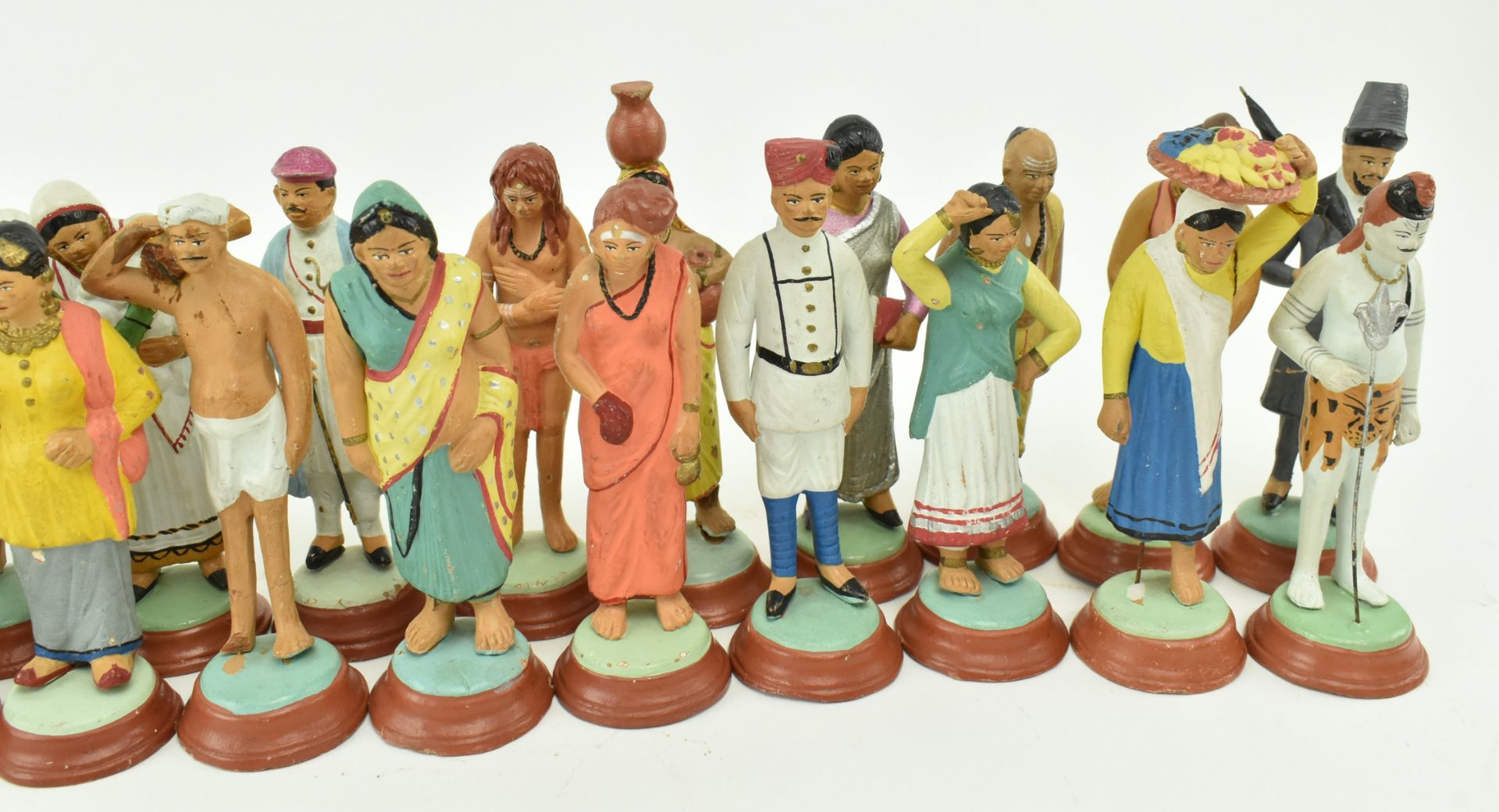 COLLECTION OF 28 INDIAN CLAY TERRACOTTA OVER WIRE FIGURINES - Bild 3 aus 6