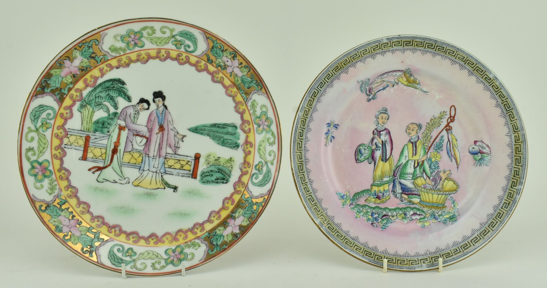 TWO 20TH CENTURY CHINESE FAMILLE ROSE PLATES - Image 2 of 5