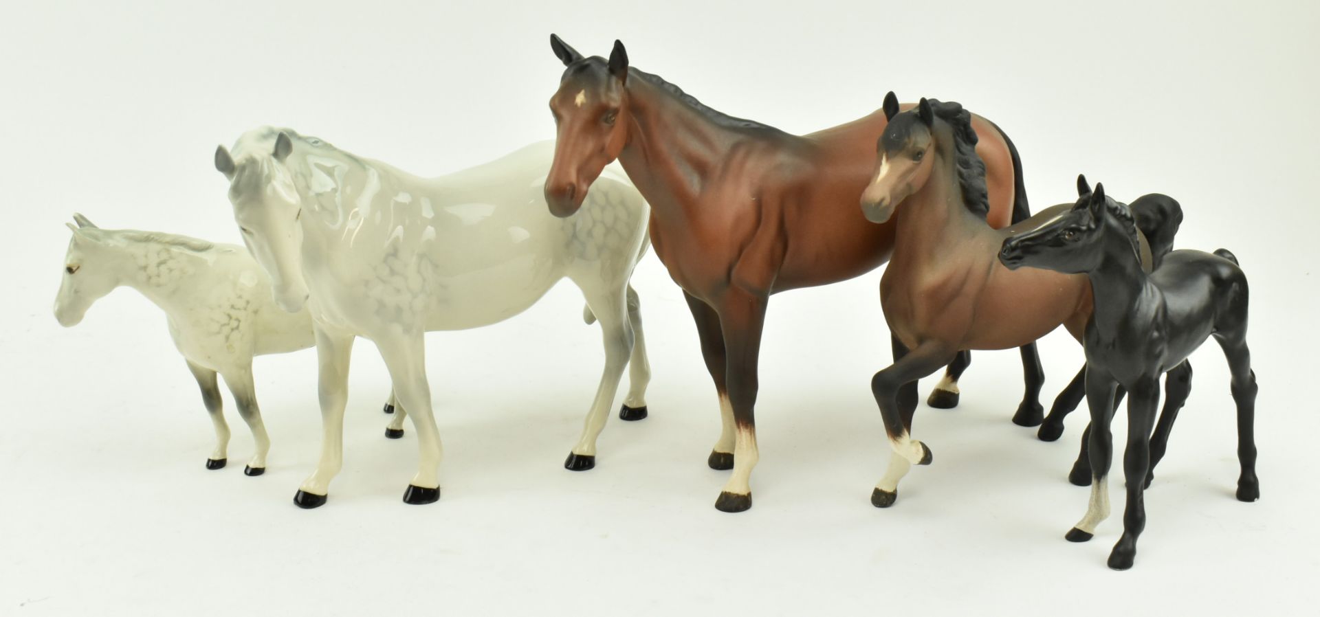 BESWICK & ROYAL DOULTON - FIVE PORCELAIN & BISQUE HORSES