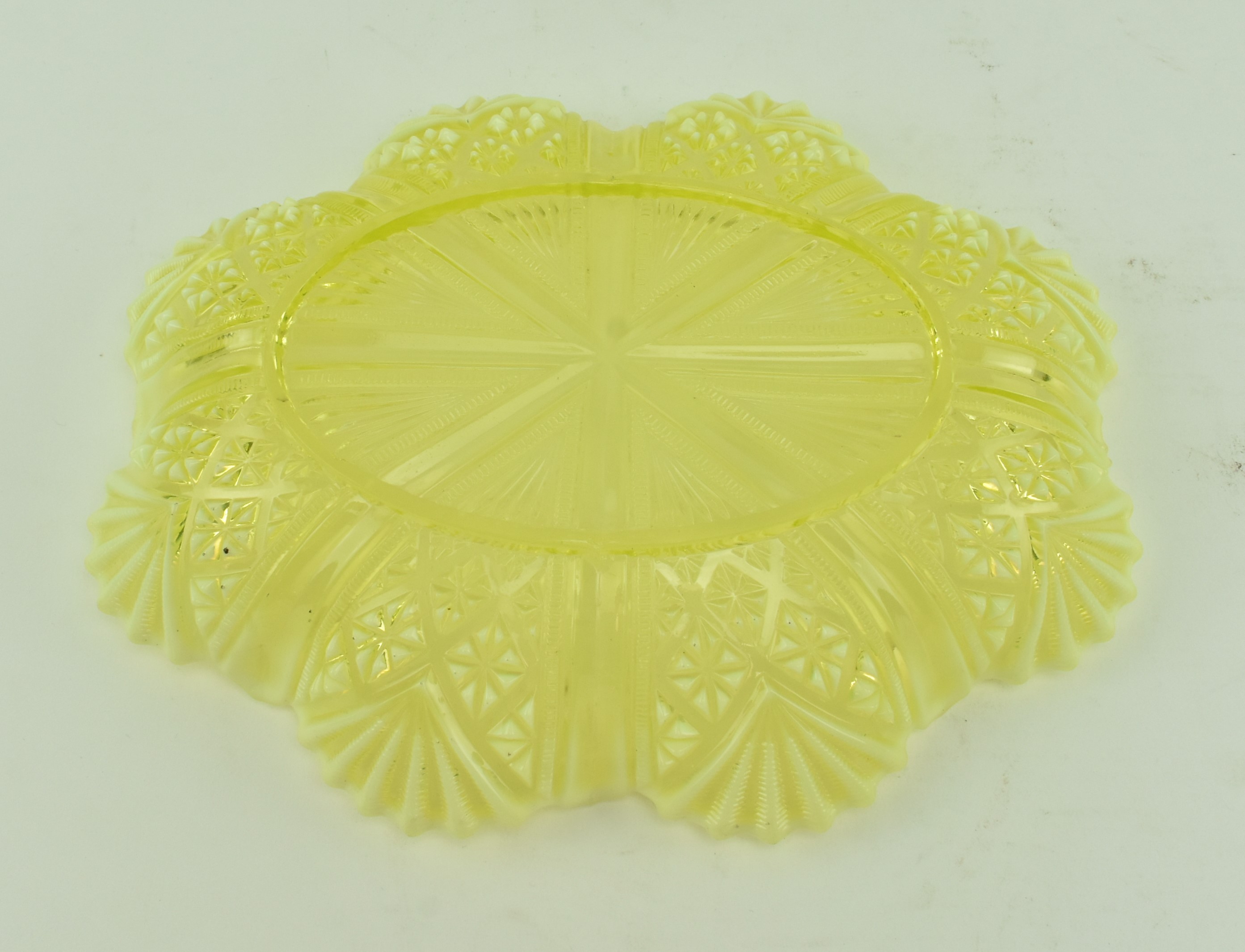 THREE DAVIDSON VICTORIAN YELLOW PRESSED GLASS PIECES - Image 4 of 11