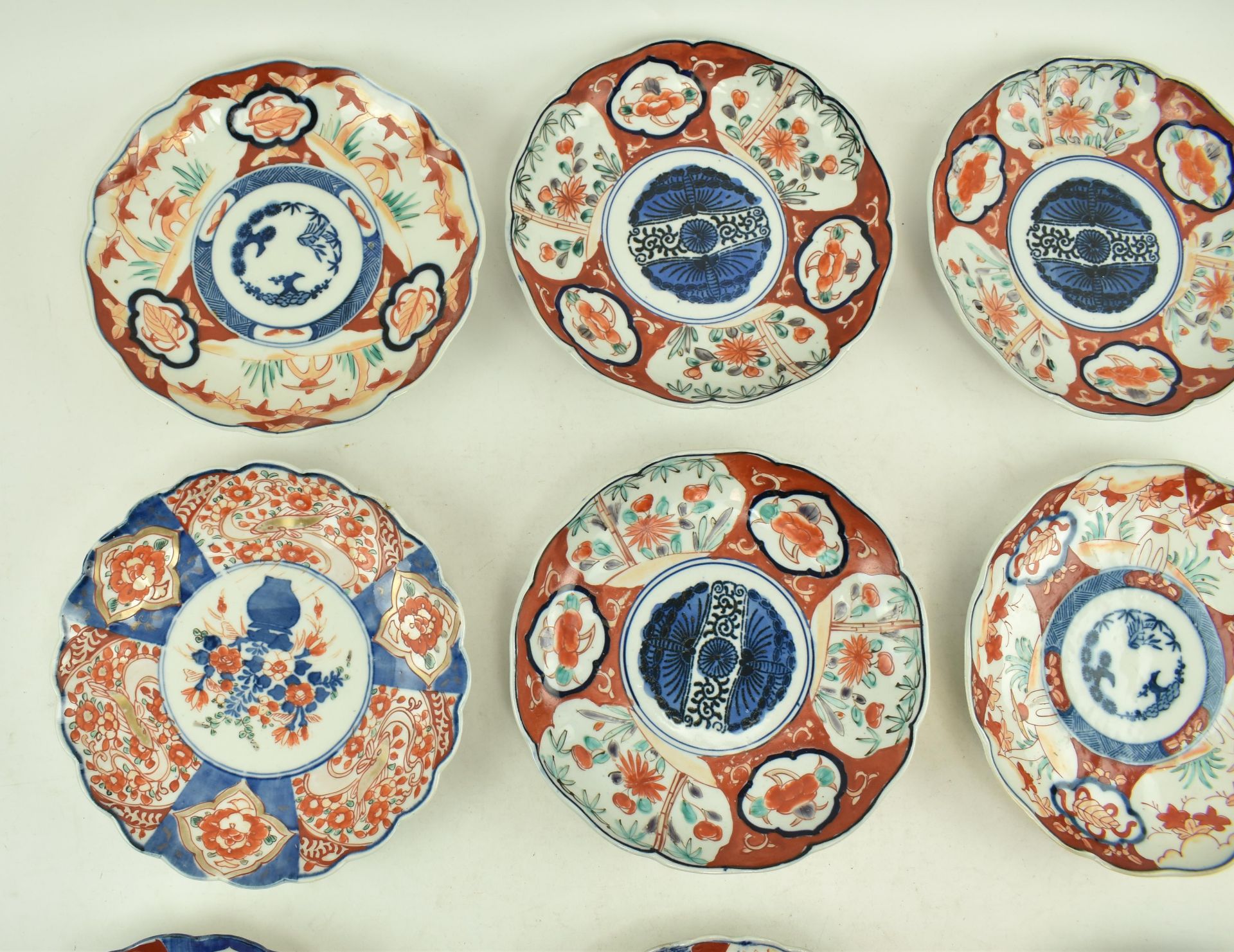 COLLECTION OF NINE 19TH CENTURY JAPANESE IMARI PLATES - Bild 3 aus 6